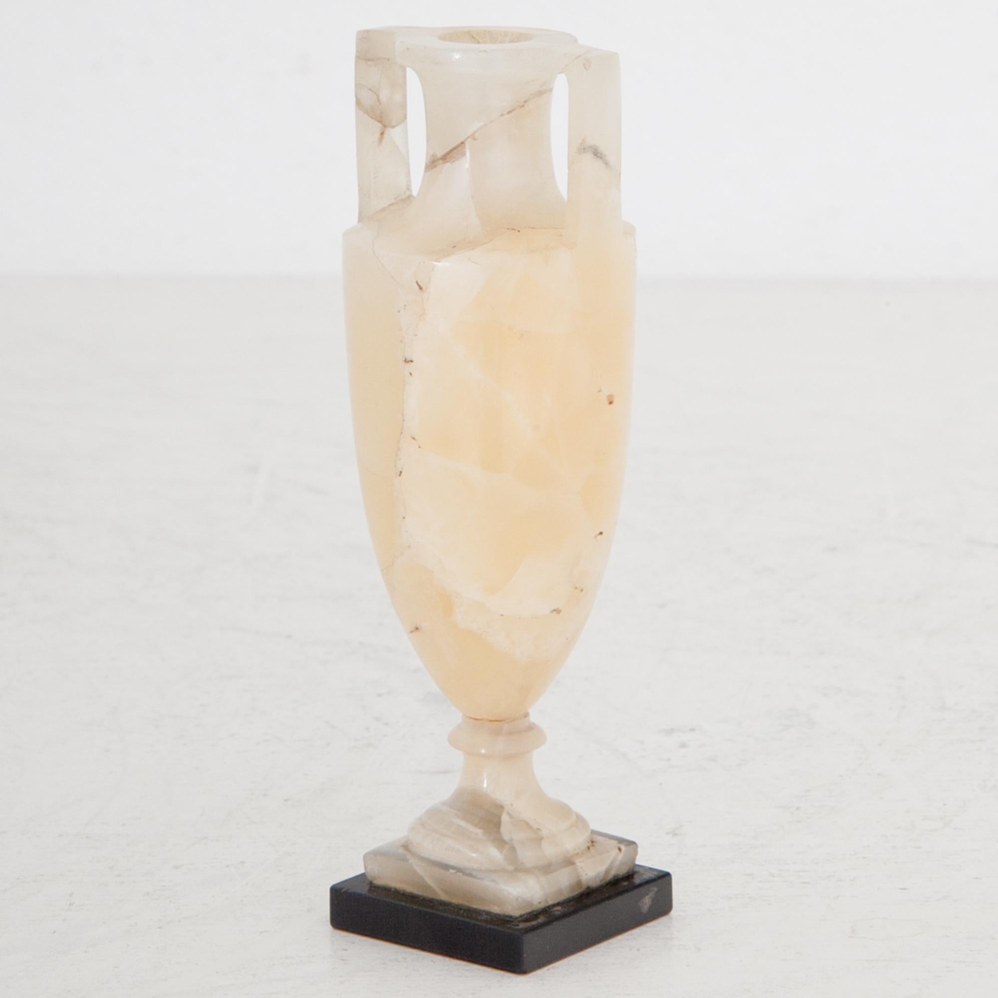Grand Tour Object of an Alabaster Vase, Probably Italy Late 18th Century In Good Condition In Greding, DE