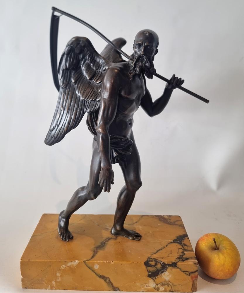 Figura di Crono in bronzo patinato di dimensioni notevoli,  su una base in marmo di Siena. Una figura in bronzo finemente fusa di Crono, la personificazione greca del tempo. La dettagliata figura alata di Crono con in mano una falce, mentre cammina. 