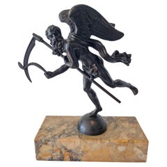 Figure de Chronos Grand Tour en bronze patiné reposant sur une base en marbre de Sienne