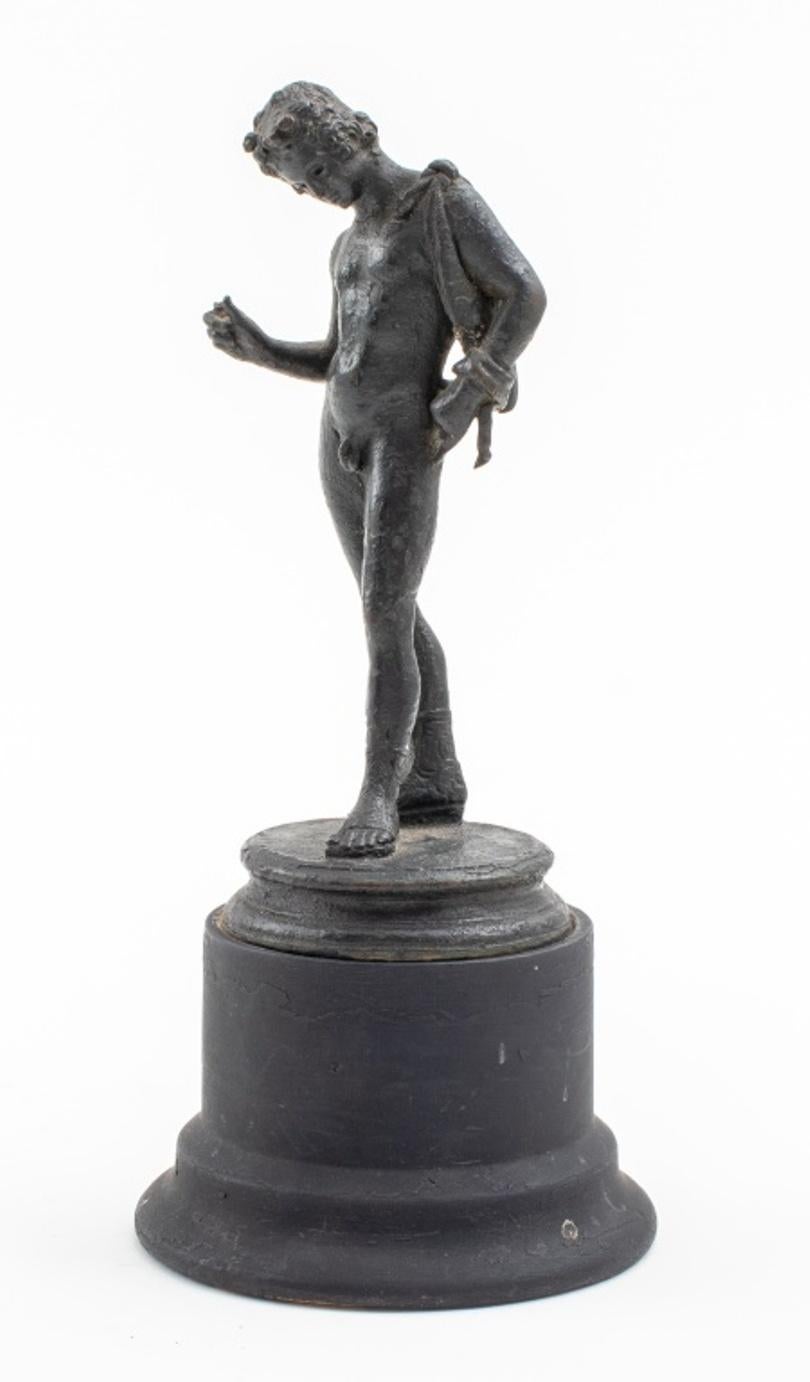 Grand Tour patinierte Bronzestatue Skulptur eines stehenden nackten Narziss, auf einem runden Sockel. Maße: 7,25