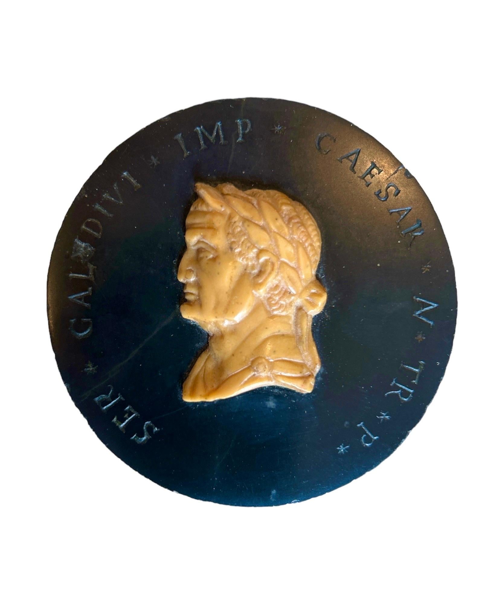 Plakette von Ceasar als Souvenir der Grand Tour. Der Kopf ist aus Siena-Marmor auf einem Sockel aus Schieferstein. Aufschrift rundherum.  