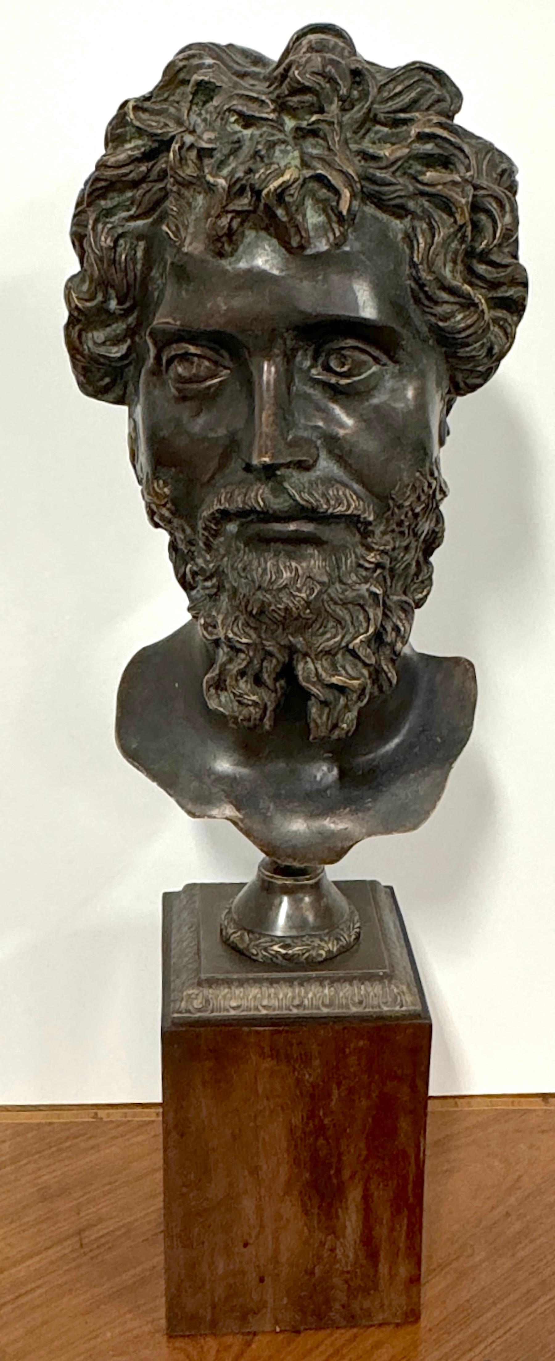 Busto di bronzo di uomo in stile romano Grand Tour
Italia, XX secolo 


Un sorprendente busto in bronzo di un uomo in stile romano del Grand Tour, realizzato in Italia durante il XX secolo. Questo busto in bronzo, splendidamente fuso e patinato,