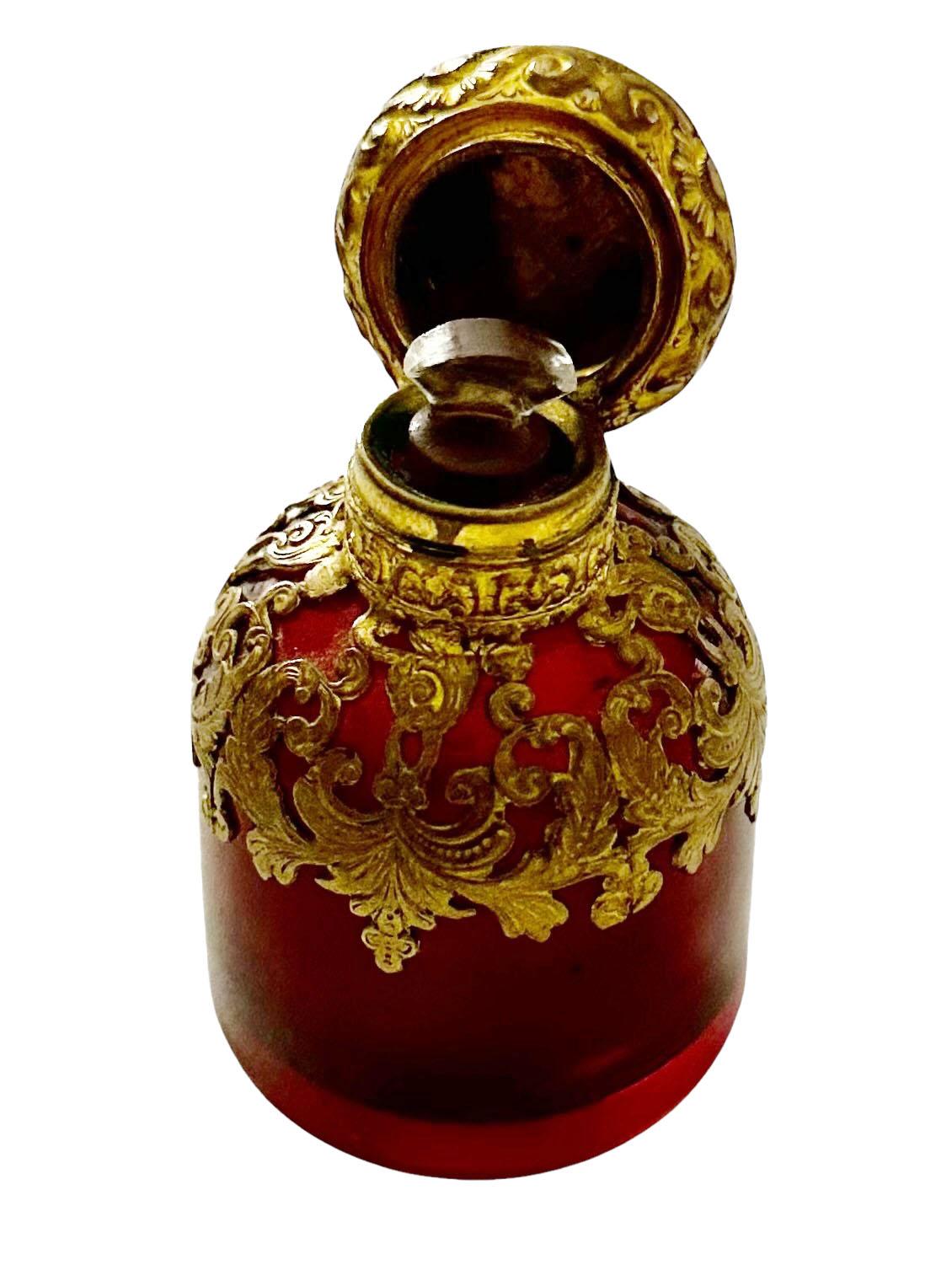 Caja de aromas Grand Tour con frascos rojo rubí en venta 1