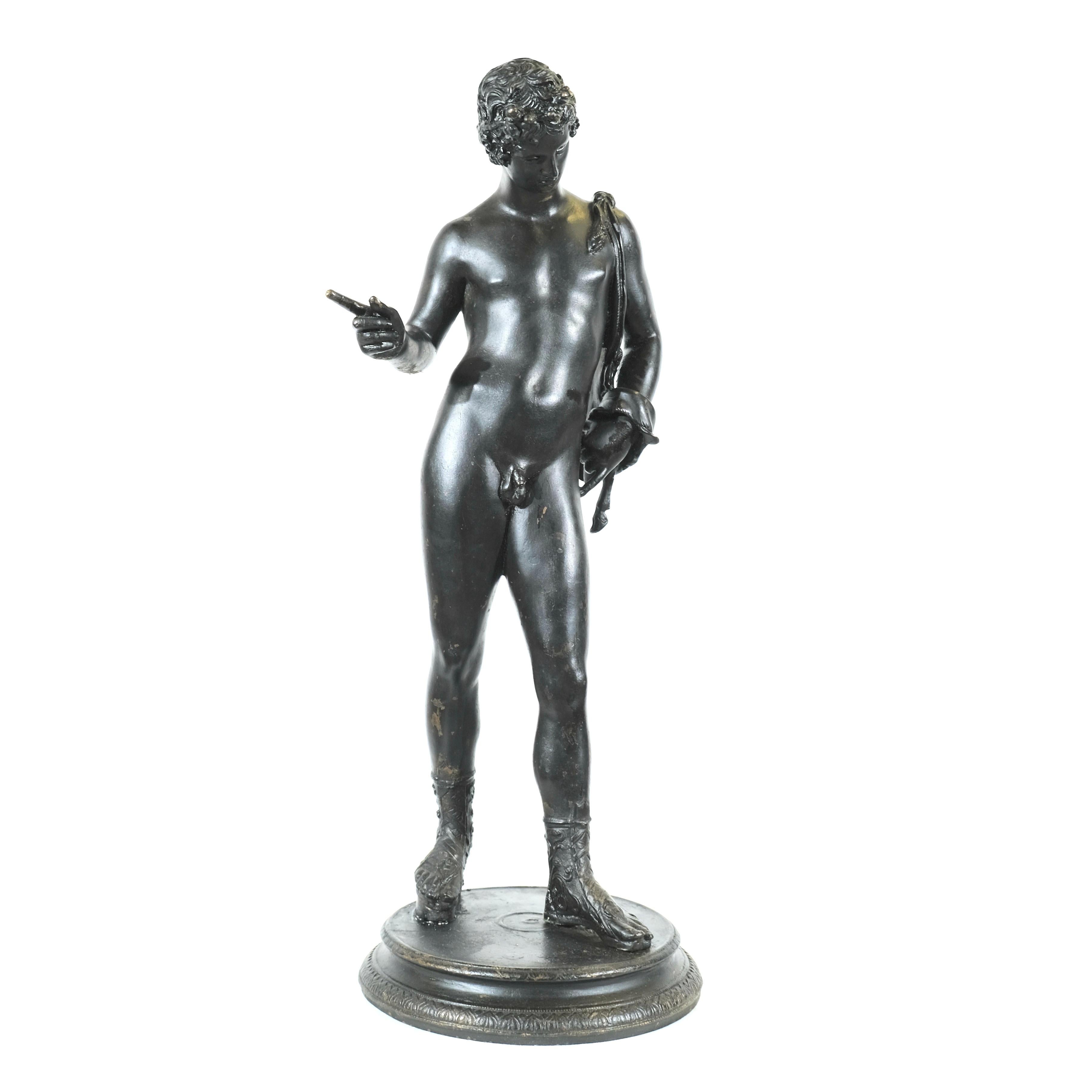 Questa elegante scultura in bronzo del Grand Tour del XIX secolo rappresenta Narciso, il personaggio della mitologia greca noto per la sua bellezza e l'ammirazione di sé. Alta 65 cm, la figura è resa con notevoli dettagli, sottolineando la grazia