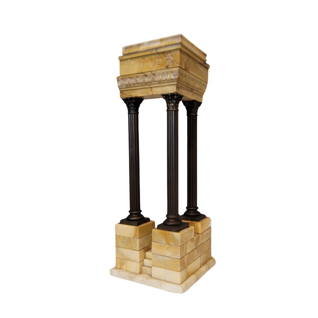 Templo de Vespasiano de mármol y bronce italiano de Siena, pieza excepcional de la época del Gran Tour.
Una obra refinada y artesanal del siglo XX.
Exquisitamente trabajado en sus detalles sobre el mármol, las letras y las flores.
La pieza de gran
