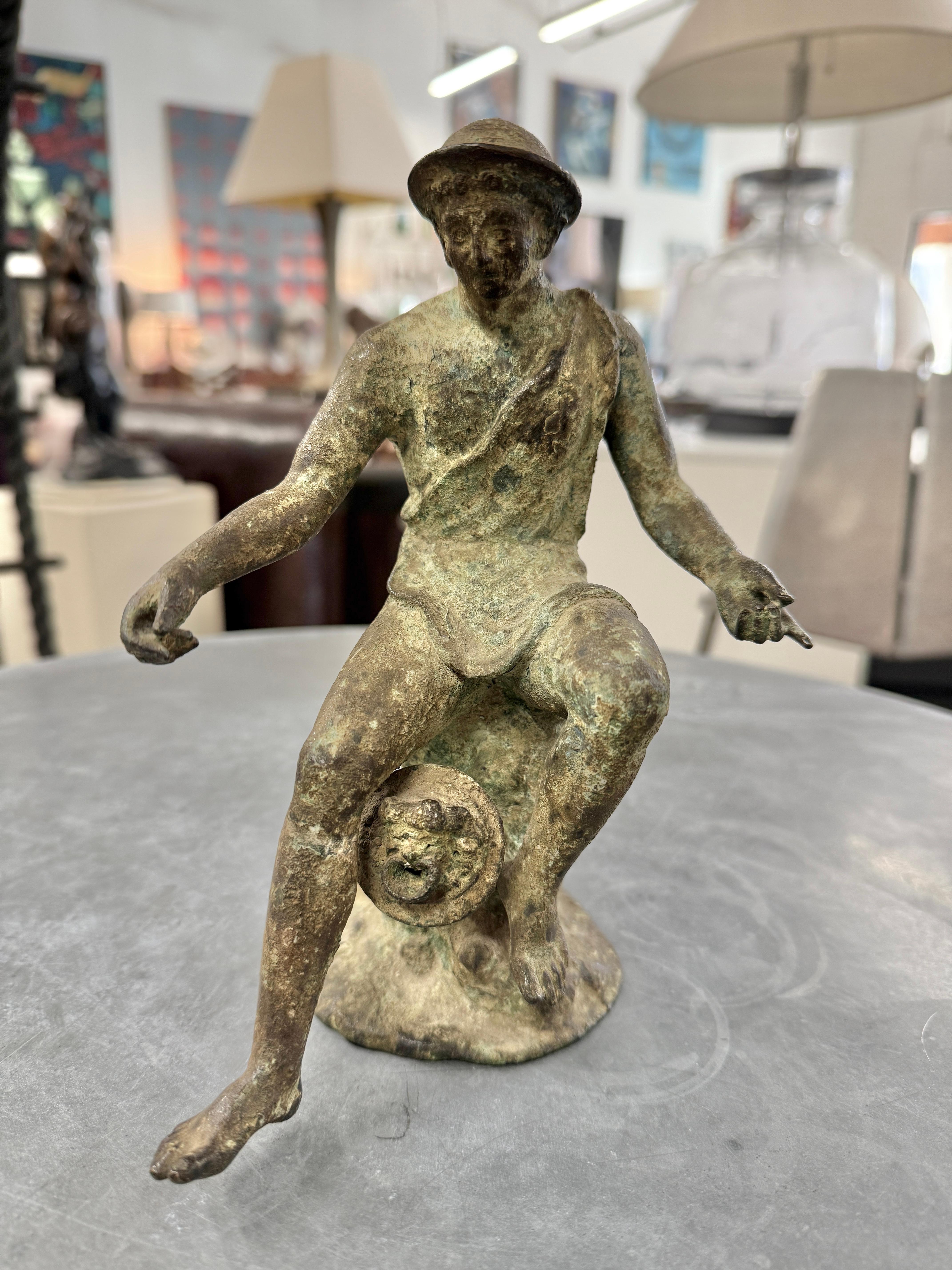 Une belle sculpture antique en bronze d'un pêcheur d'après l'antique fouillé à Naples au début du 19e siècle. Ces souvenirs du Grand Tour étaient extrêmement populaires au XIXe siècle et au début du XXe siècle.  Il s'agit d'un bel exemple avec une