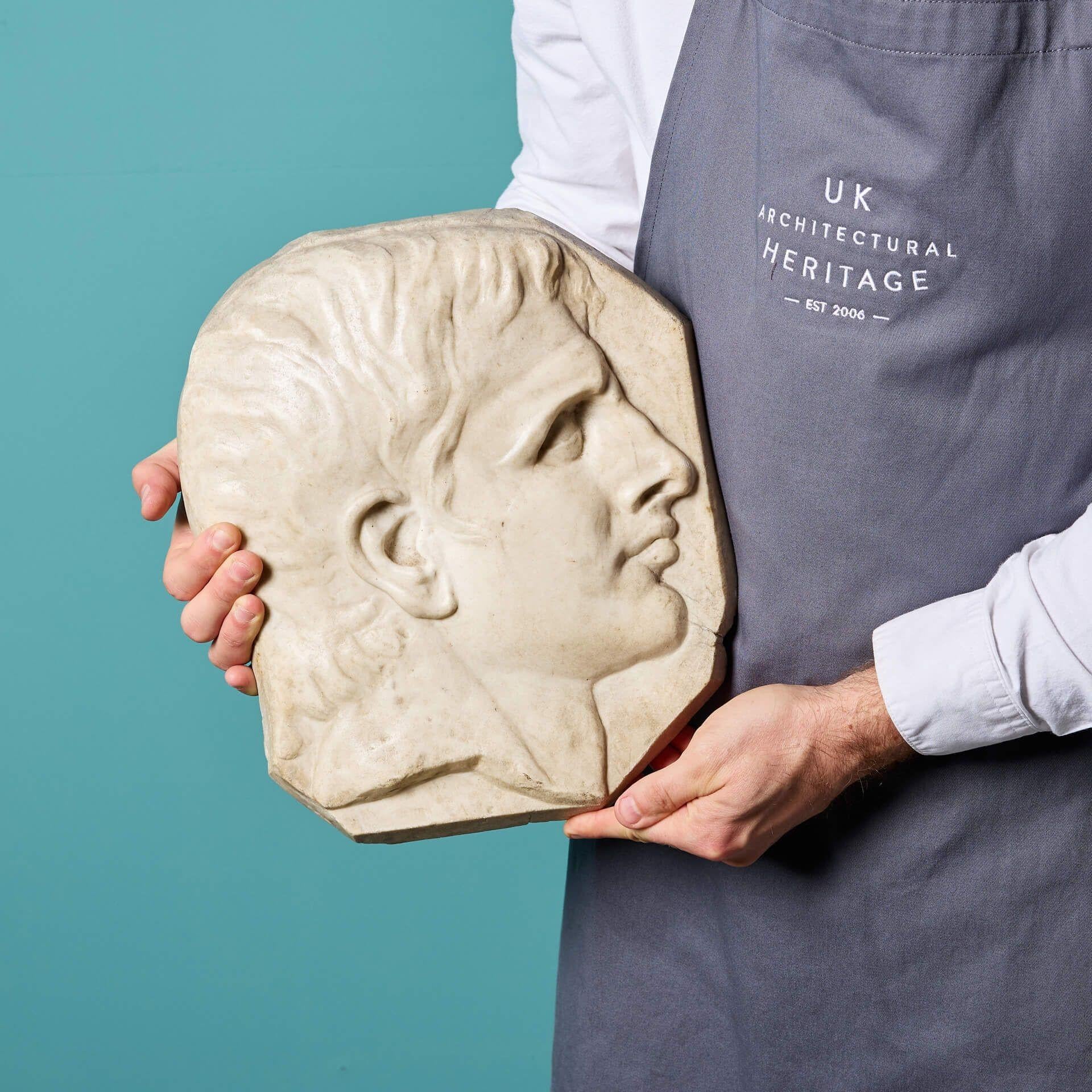 Rilievo in marmo statuario bianco della metà del XVIII secolo raffigurante un imperatore romano, forse Cesare Augusto, presentato su un supporto in acciaio realizzato su misura, come illustrato.

Profondamente scolpito in rilievo, questo busto