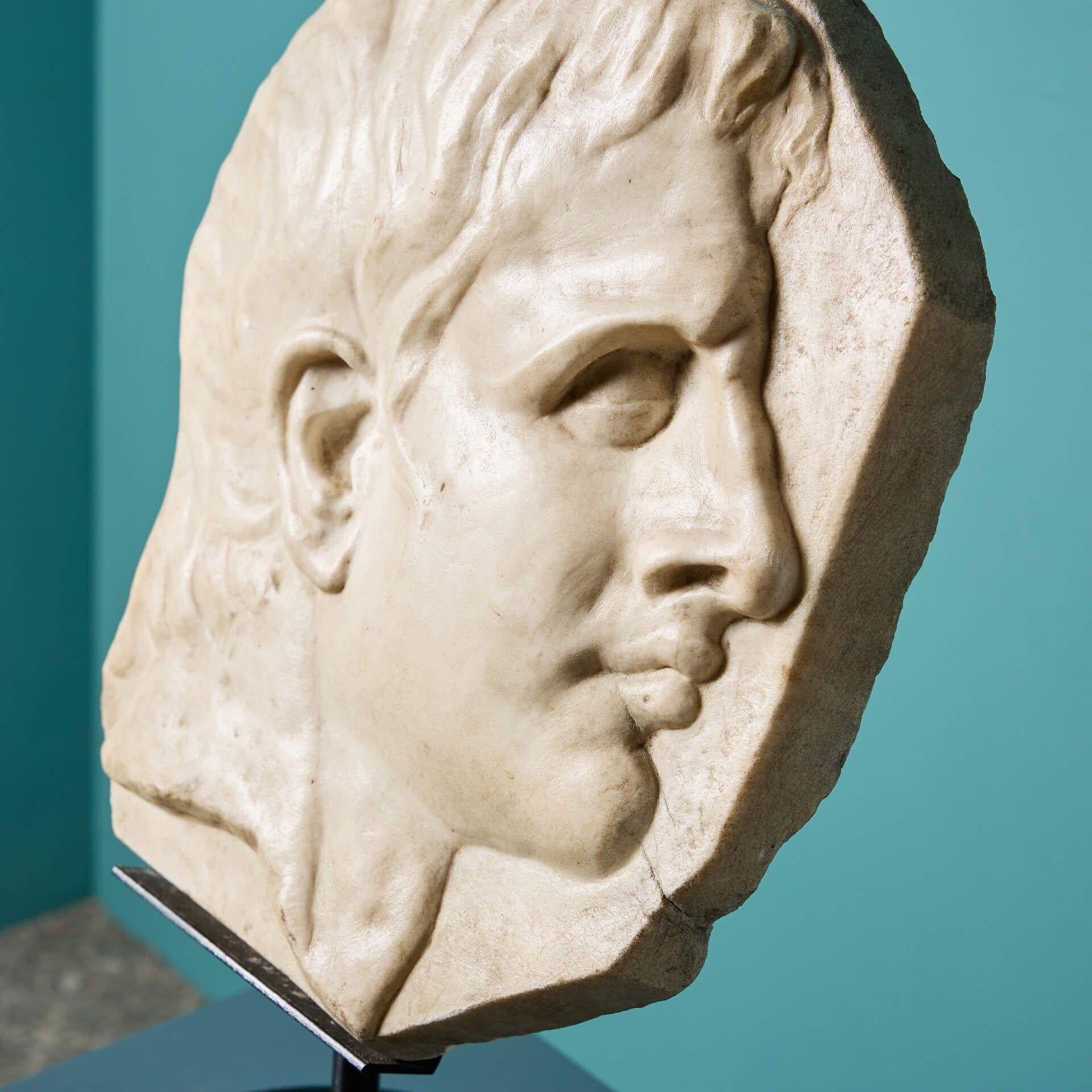Italiano Rilievo in marmo statuario Grand Tour di un imperatore romano in vendita