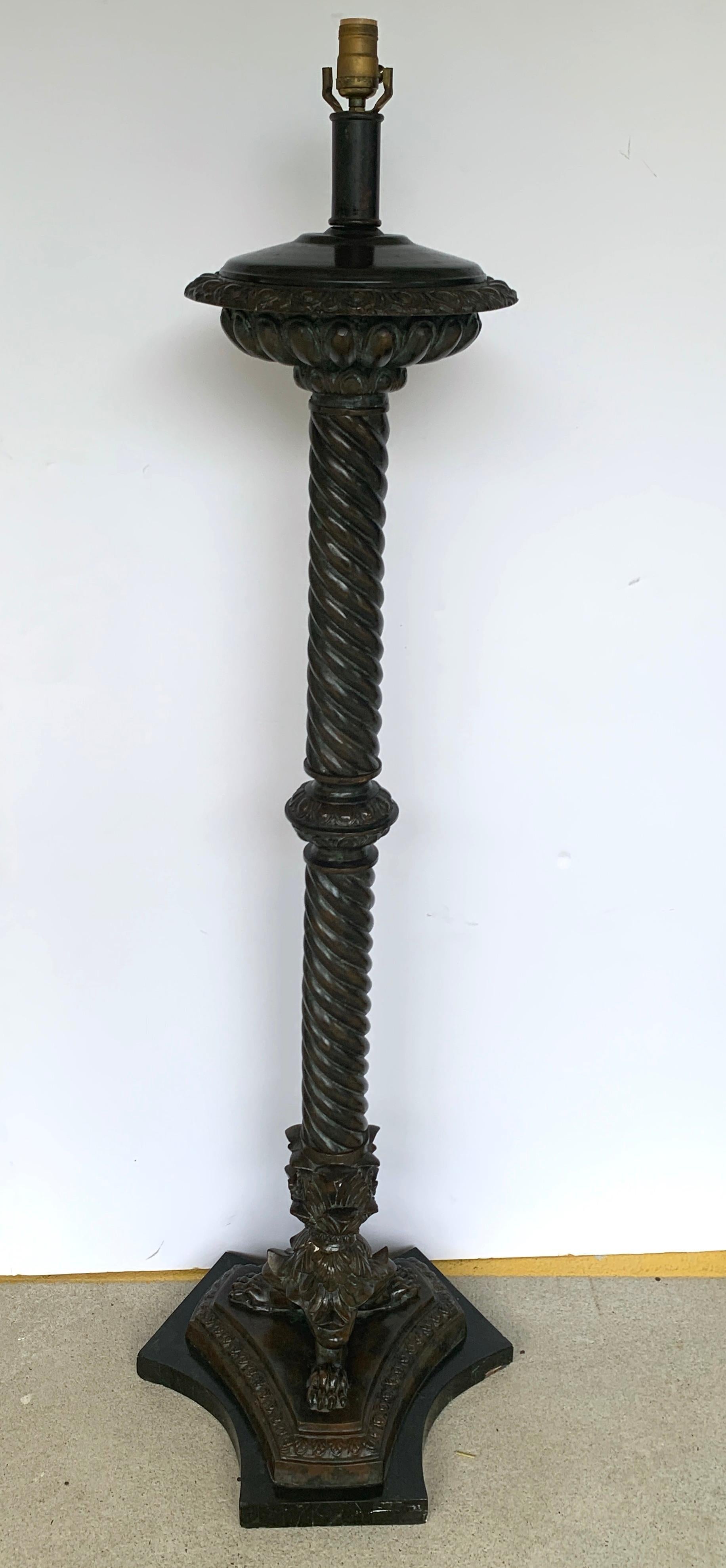 Lampadaire à colonne en bronze et marbre de style Grand Tour, d'après le modèle romain, colonne torsadée finement moulée reposant sur une base tripartite en marbre de 15 pouces de diamètre. La lampe se trouve à 60