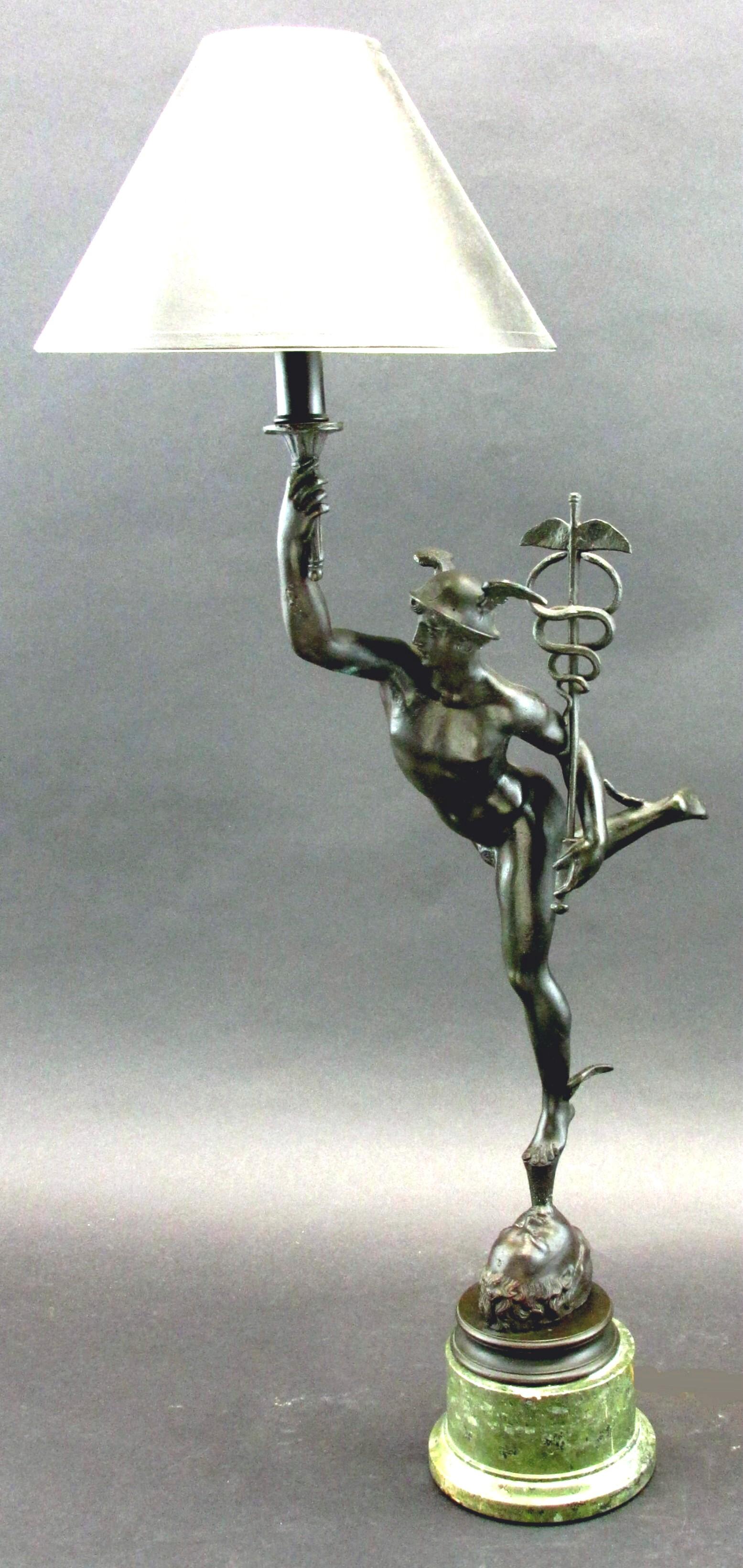Die große und fein proportionierte Bronzefigur des Merkur - römischer Gott des Überflusses und des wirtschaftlichen Erfolgs - steht auf dem Maul des Äolus - Herrscher der vier Winde - und hält in der einen Hand einen Caduceus, den anderen Arm zum