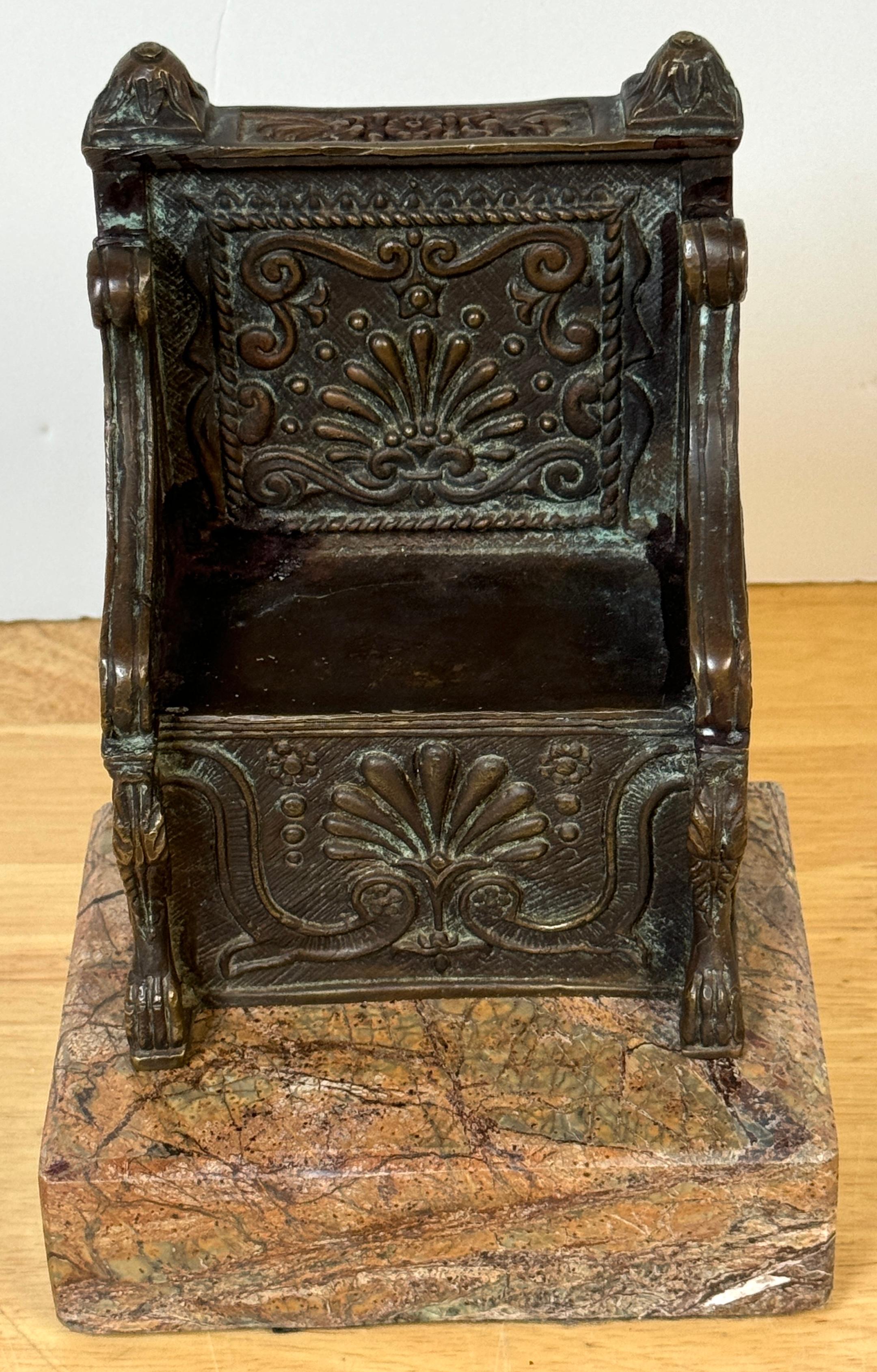 Modelo de bronce estilo Gran Tour de la Silla del Trono de San Pedro
Italia, siglo XX 

Este recuerdo único de bronce mide 7,5 pulgadas de alto y es una representación finamente fundida y modelada de la Silla del Trono de San Pedro. Descansa sobre