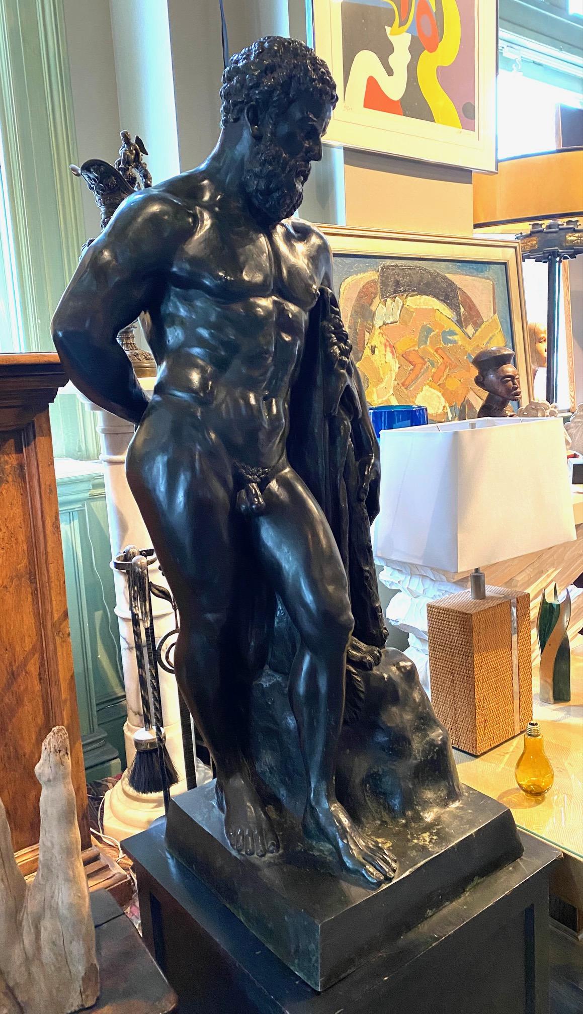 Grand modèle en bronze de style Grand Tour de l'Hercule Farnèse, d'après l'antique. Début du 20e siècle.
Elle est posée sur un socle en bois ébonisé plus récent.
Hauteur totale 68 pouces  hauteur du bronze 48 in 