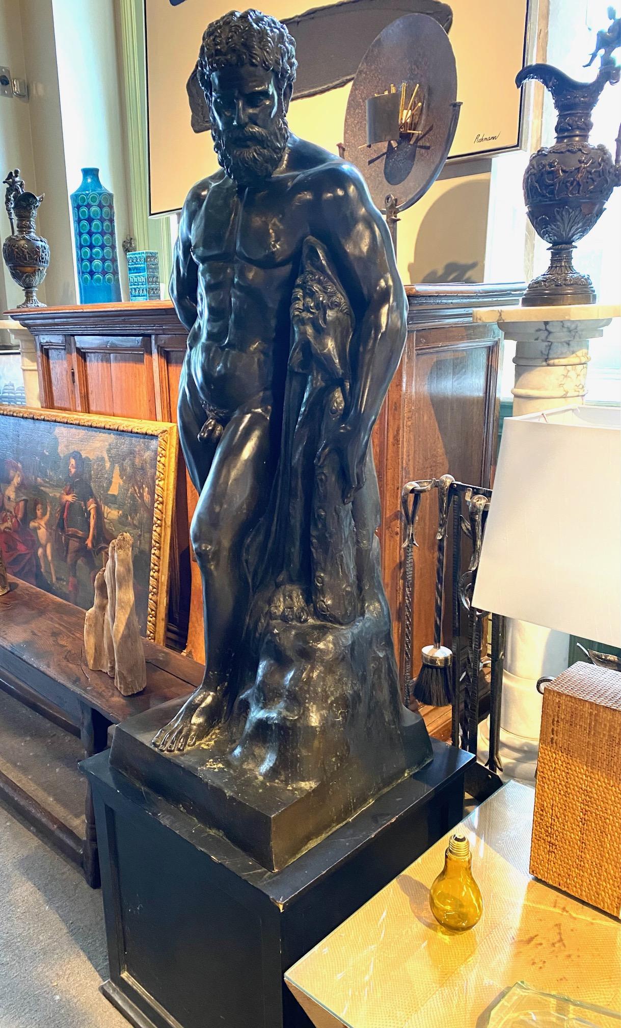 italien Grand modèle en bronze du Grand Tour  Farnese Hercule en vente
