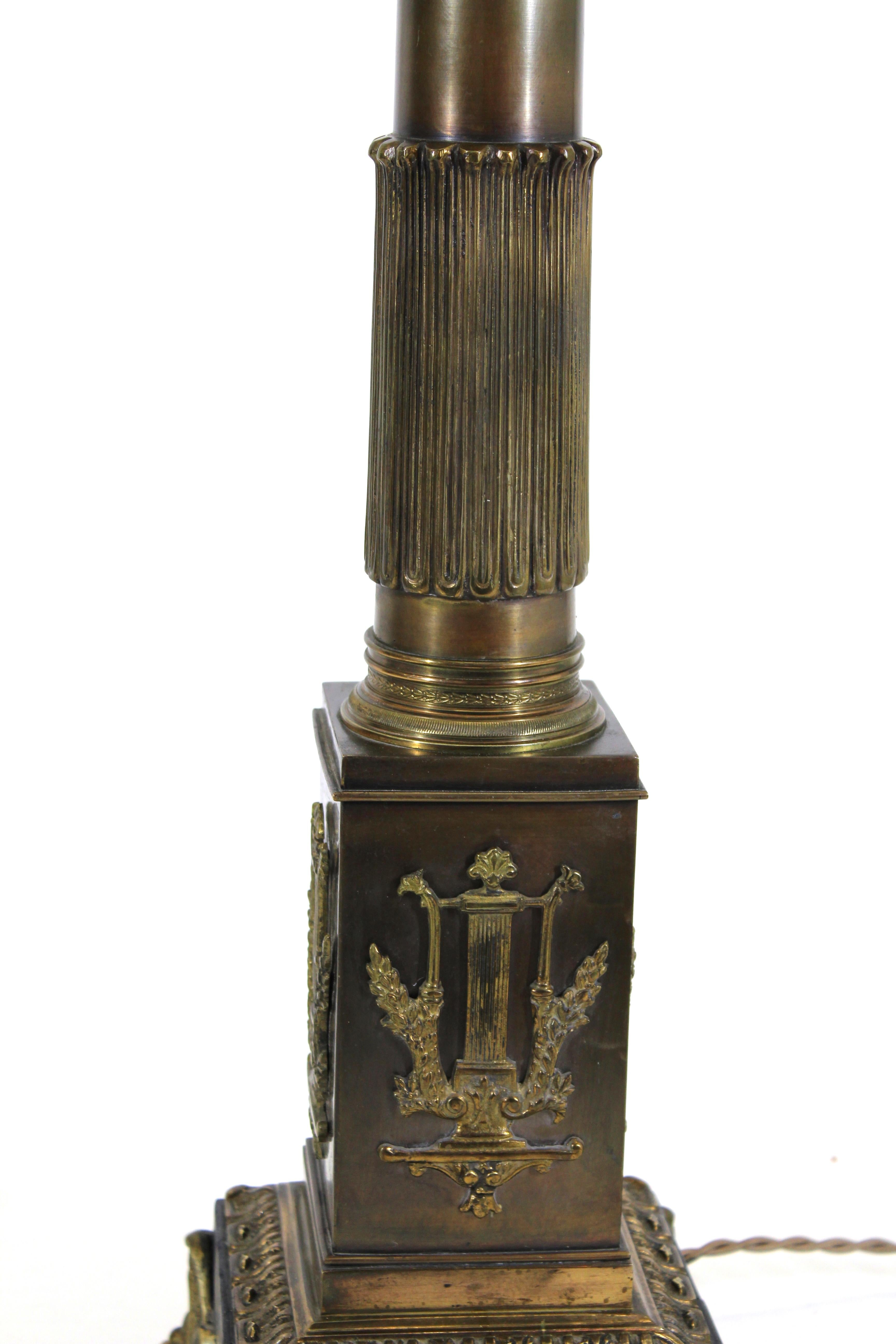 Grand Tour Style Neolcassical Bronze Table Lamp In Good Condition For Sale In New York, NY
