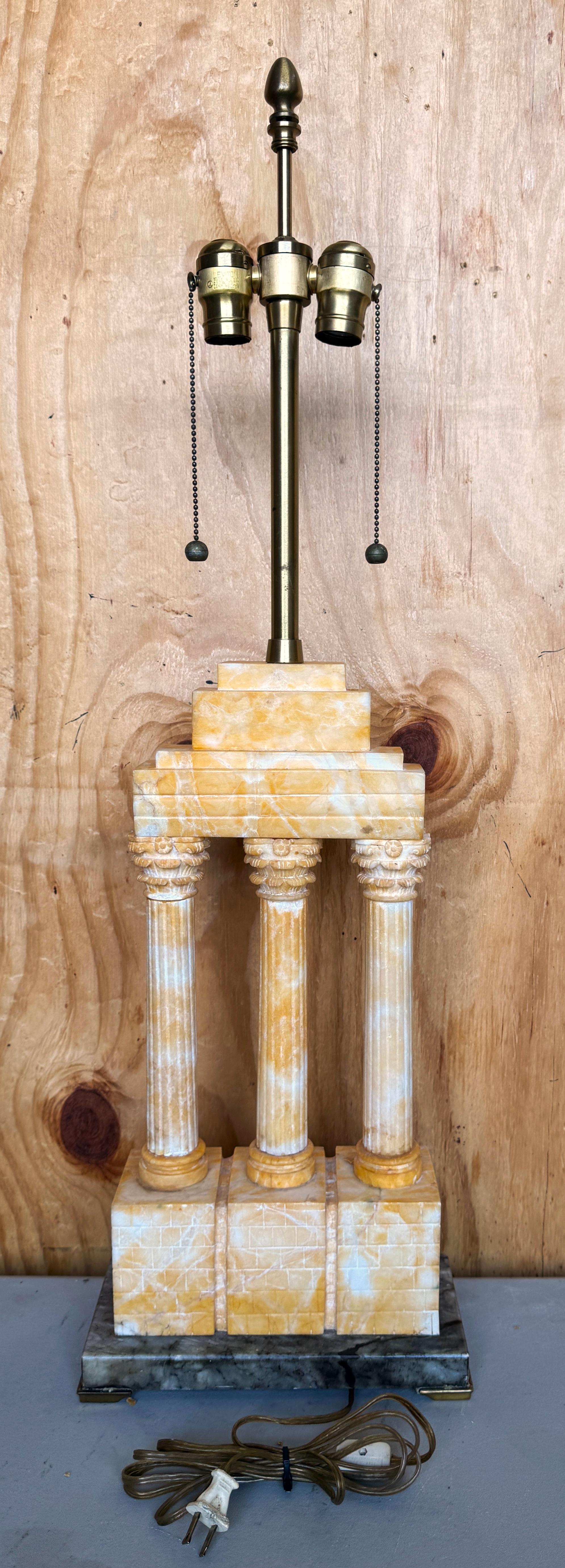 Sculpté Modèle temple de Castor & Pollux en marbre de Sienne de style Grand Tour, converti en lampe en vente
