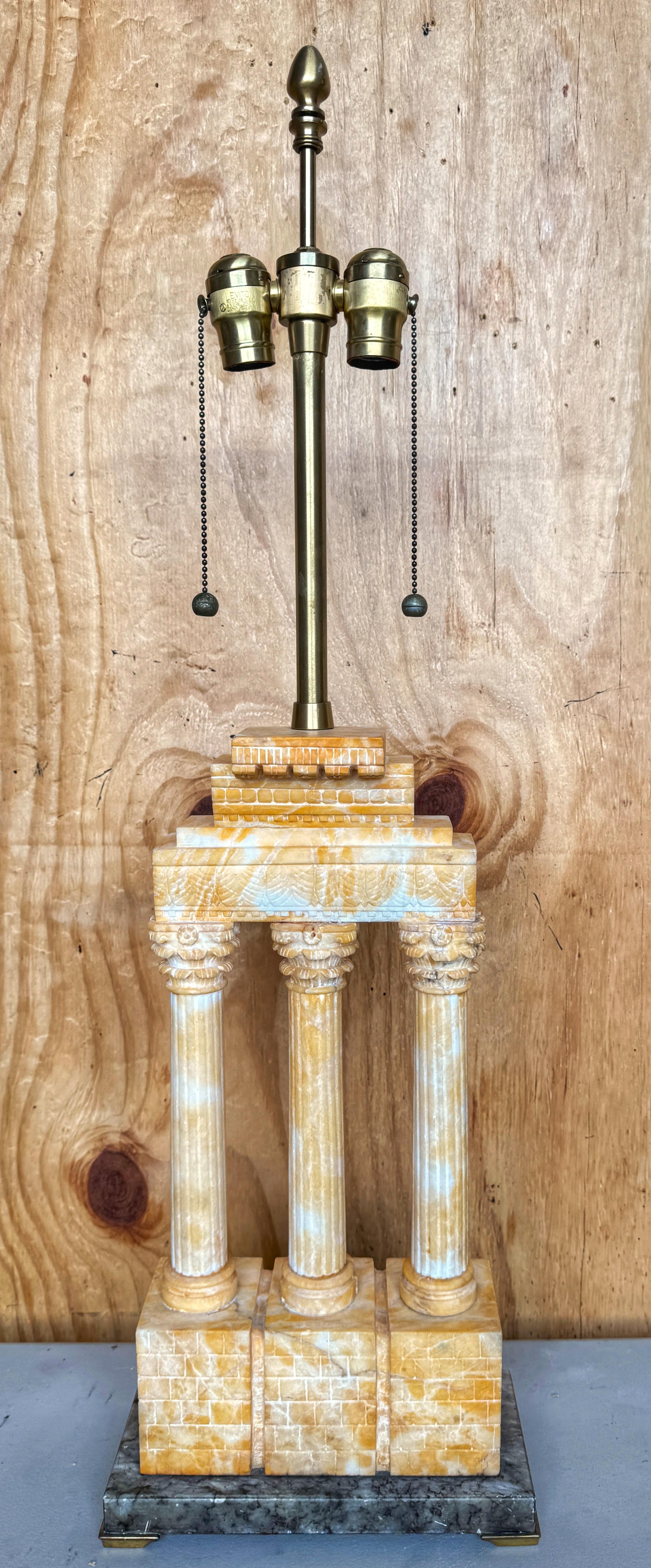 20ième siècle Modèle temple de Castor & Pollux en marbre de Sienne de style Grand Tour, converti en lampe en vente