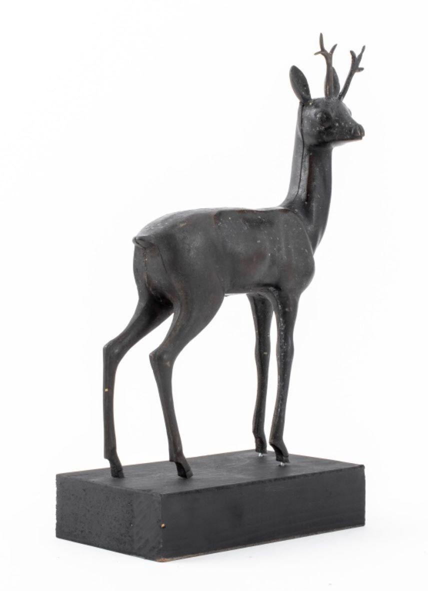 Sculpture de cerf en bronze patiné de style Grand Tour en vente 1