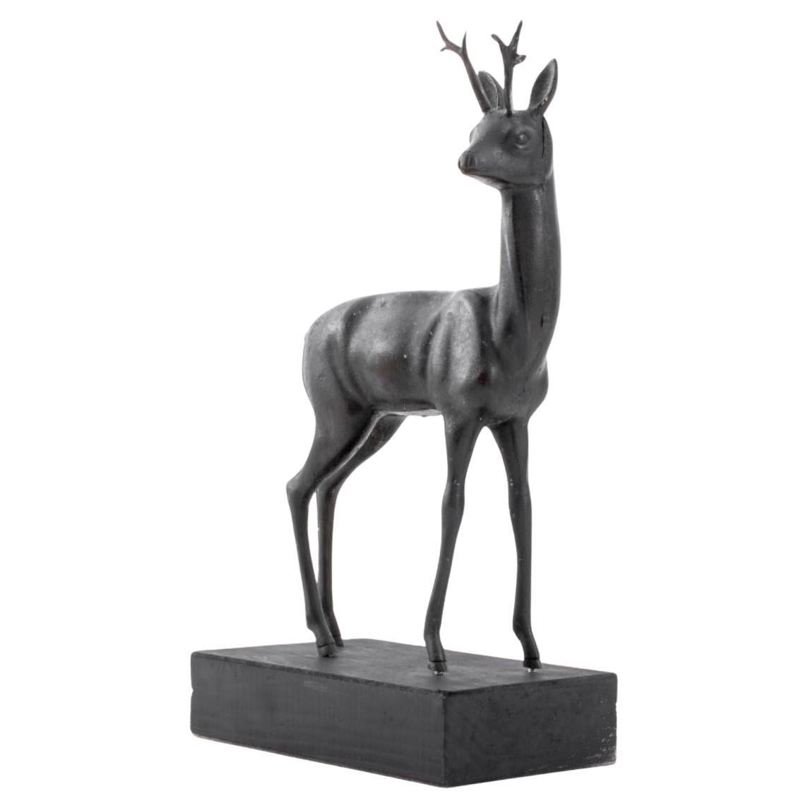 Sculpture de cerf en bronze patiné de style Grand Tour