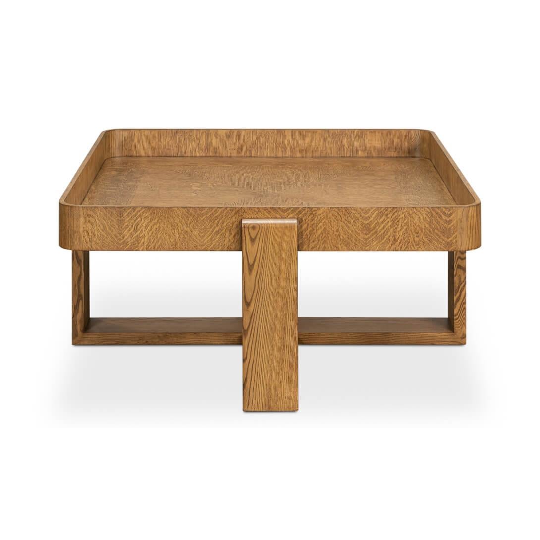 Dieser Tisch aus Eichenholz mit seiner großzügigen Ablagefläche und den erhöhten Rändern ist ein wahres Schmuckstück, auf dem Getränke und Dekoartikel sicher stehen.

Unten verankert der massive, X-förmige Sockel den Tisch, dessen Beine nach außen
