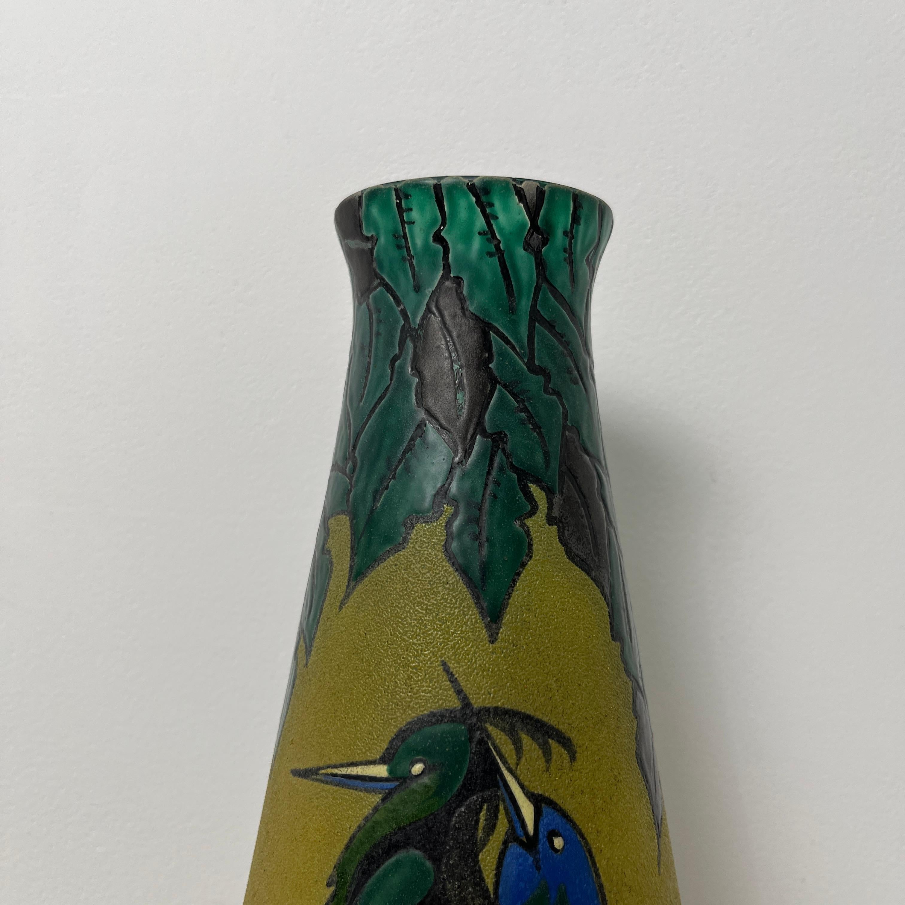 Français Grand Vase Art Déco en verre emaillé Décor aux Oiseaux de la Verrerie Leune en vente