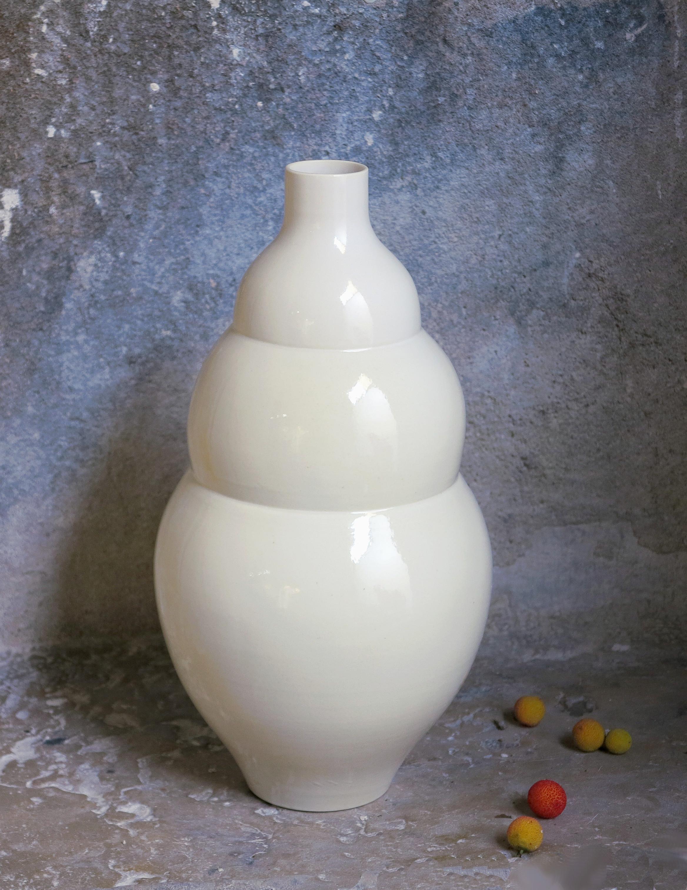 Grand vase blanc par Cica Gomez
Dimensions : Ø 16 x H 35 cm
Matériaux : Porcelaine


Objets habituels. Mon travail est d'abord motivé par la recherche de la ligne. Celle qu'il dessine lorsque l'objet prend forme et place dans l'espace. Ce qui