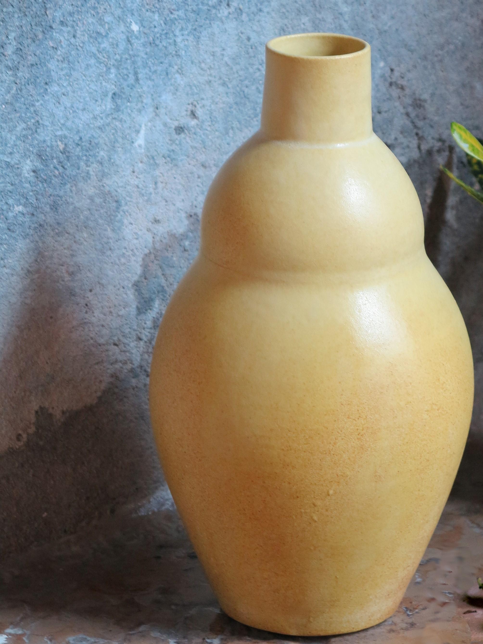 Grand vase jaune de Cica Gomez
Dimensions : Ø 15 x H 31 cm
Matériaux : Porcelaine


Objets habituels. Mon travail est d'abord motivé par la recherche de la ligne. Celle qu'il dessine lorsque l'objet prend forme et place dans l'espace. Ce qui