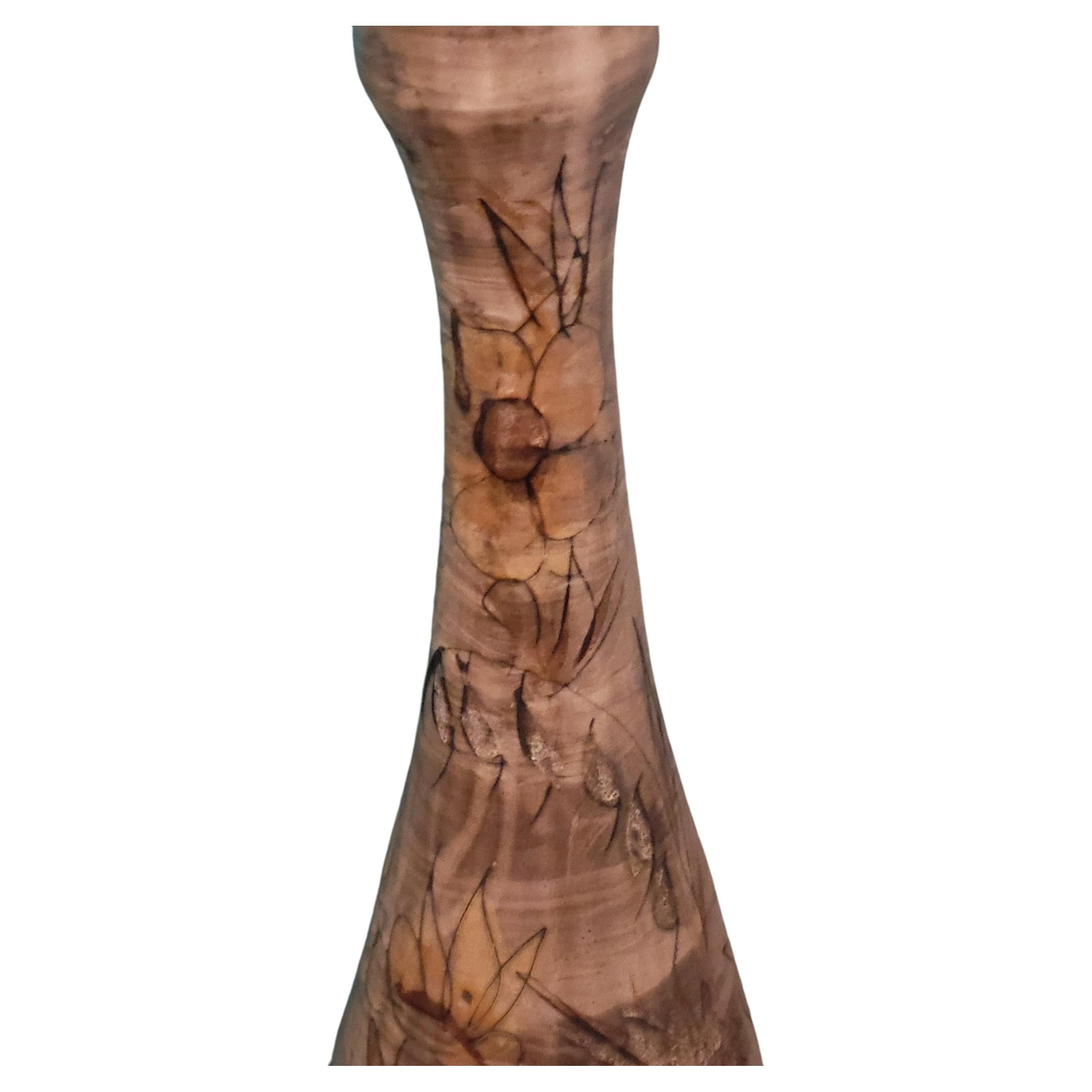 Diese Vase gehört zu den größten, die von der Roue (83 cm) vertrieben werden. Sie reicht allein aus, um ein Stück zu dekorieren, da sie sowohl in der Größe als auch in den verschiedenen Farben, die zu allen Stilen passen, erhältlich ist.
Viele