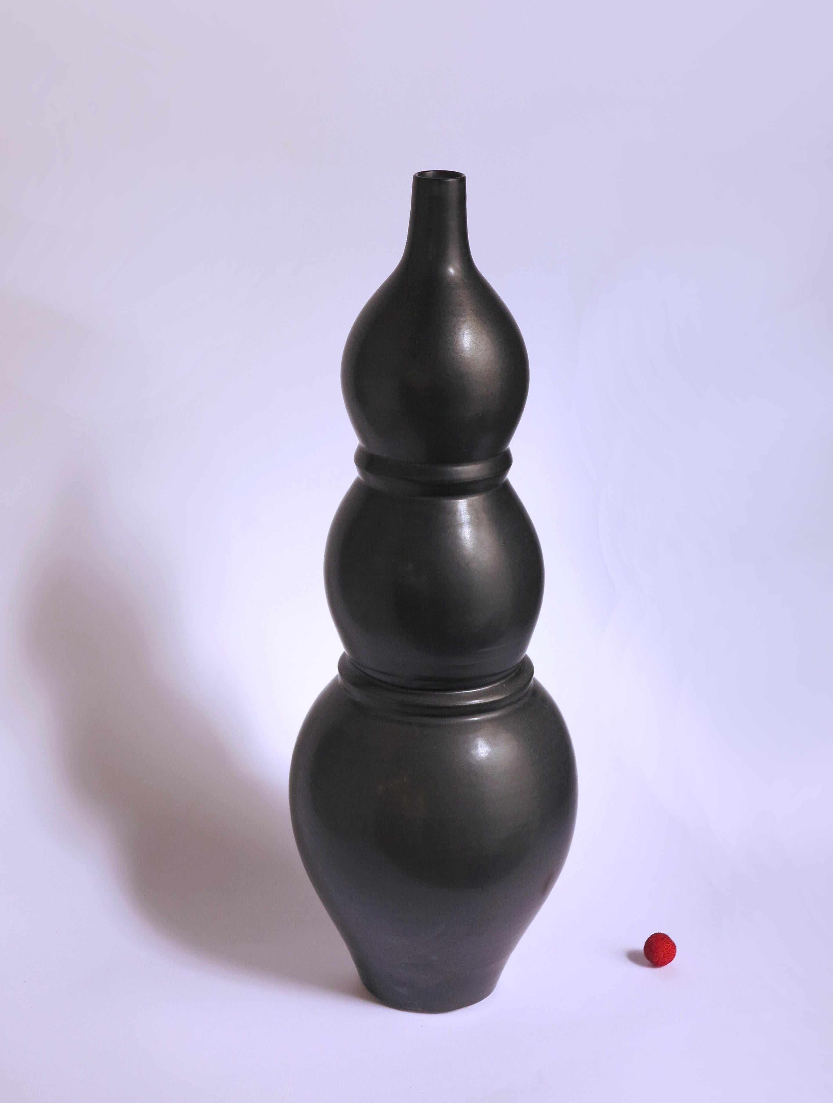 Grand vase Noir de Cica Gomez
Dimensions : Ø 16cm x H 48cm
Matériaux : Grès cérame


Objets habituels. Mon travail est d'abord motivé par la recherche de la ligne. Celui qu'il dessine lorsque l'objet prend forme et place dans l'espace. Ce qui