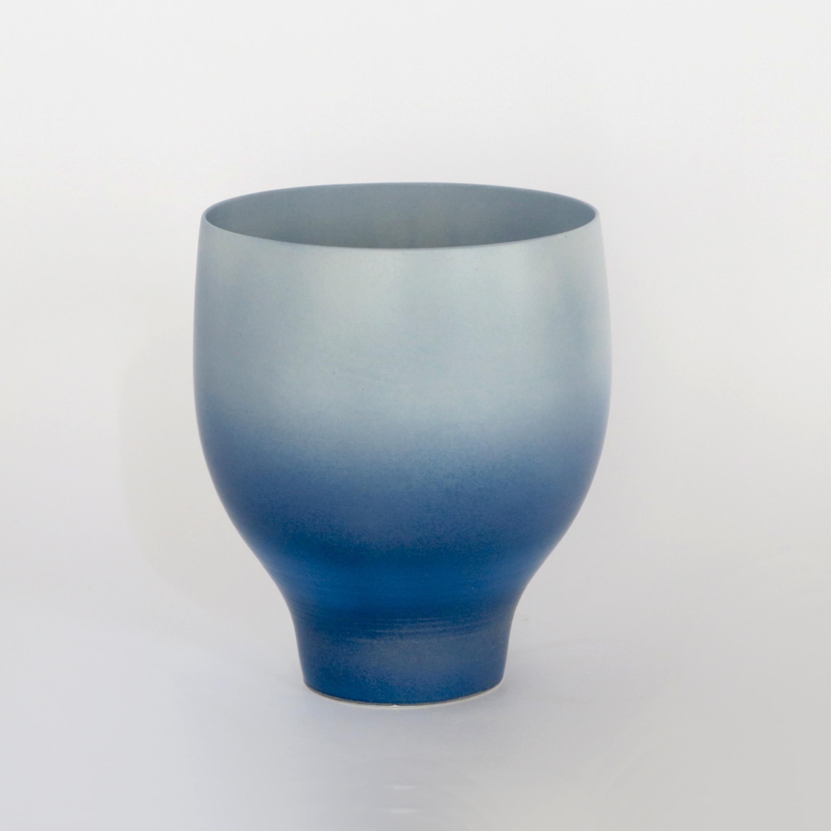 Grand vase d'inspiration Rothko par Cica Gomez
Dimensions : Ø 15,5 x H 20 cm
Matériaux : Porcelaine


Objets habituels. Mon travail est d'abord motivé par la recherche de la ligne. Celle qu'il dessine lorsque l'objet prend forme et place dans