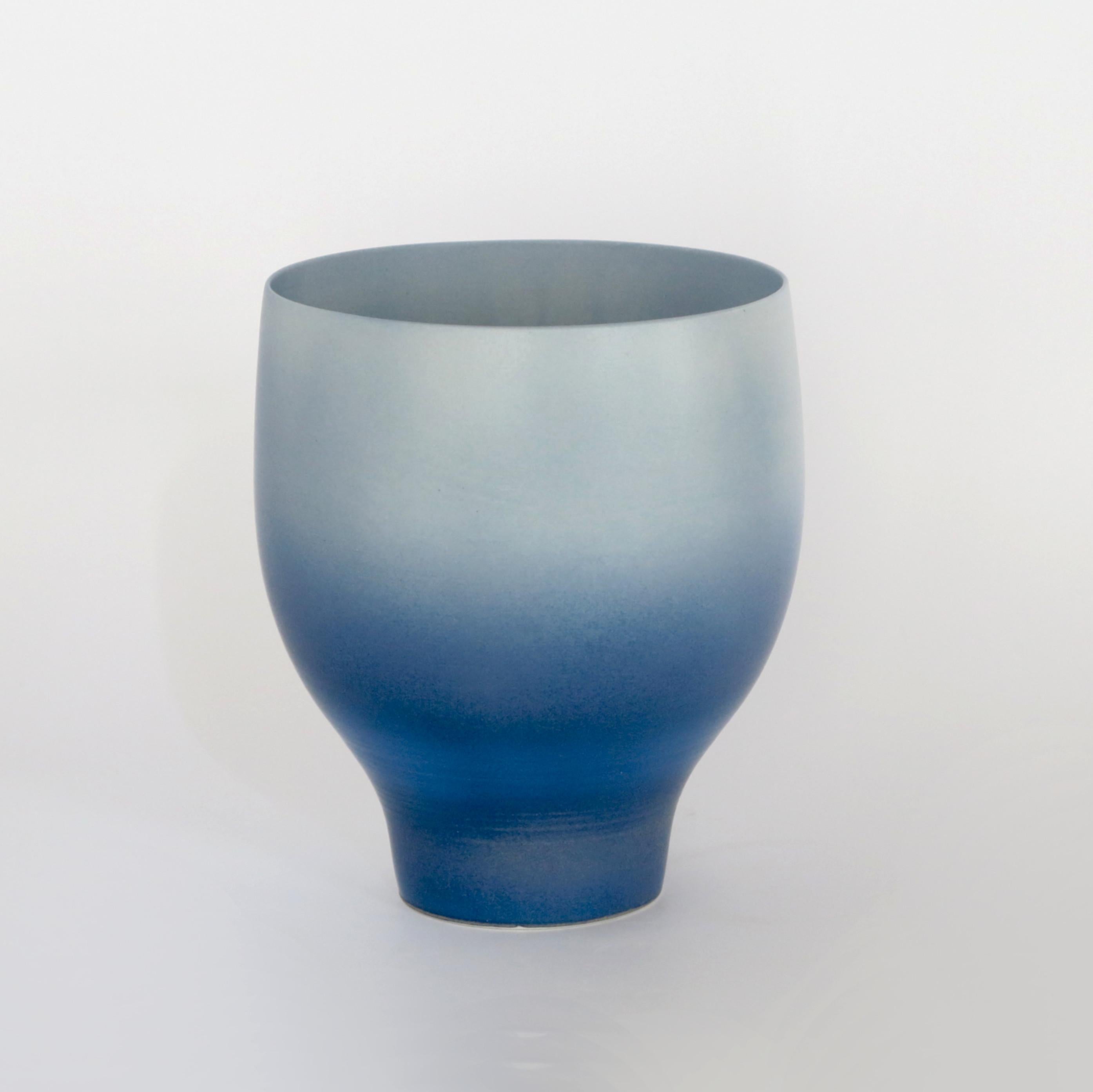 Grande vaso di ispirazione Rothko di A. Gomez
Dimensioni: Ø 15,5 x H. 20 cm
Materiali: Porcellana


I soliti oggetti. Il mio lavoro è innanzitutto guidato dalla ricerca della linea. Quella che disegna quando l'oggetto prende forma e si