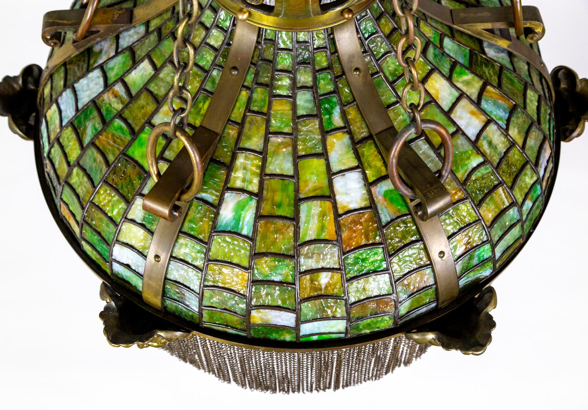 Lampe à suspension mascaron de style Grand Victorien/Art Nouveau en verre delag vert et laiton. I+I Bon état - En vente à San Francisco, CA