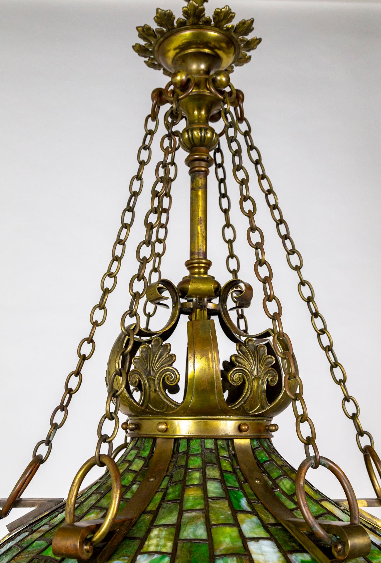 Laiton Lampe à suspension mascaron de style Grand Victorien/Art Nouveau en verre delag vert et laiton. I+I en vente