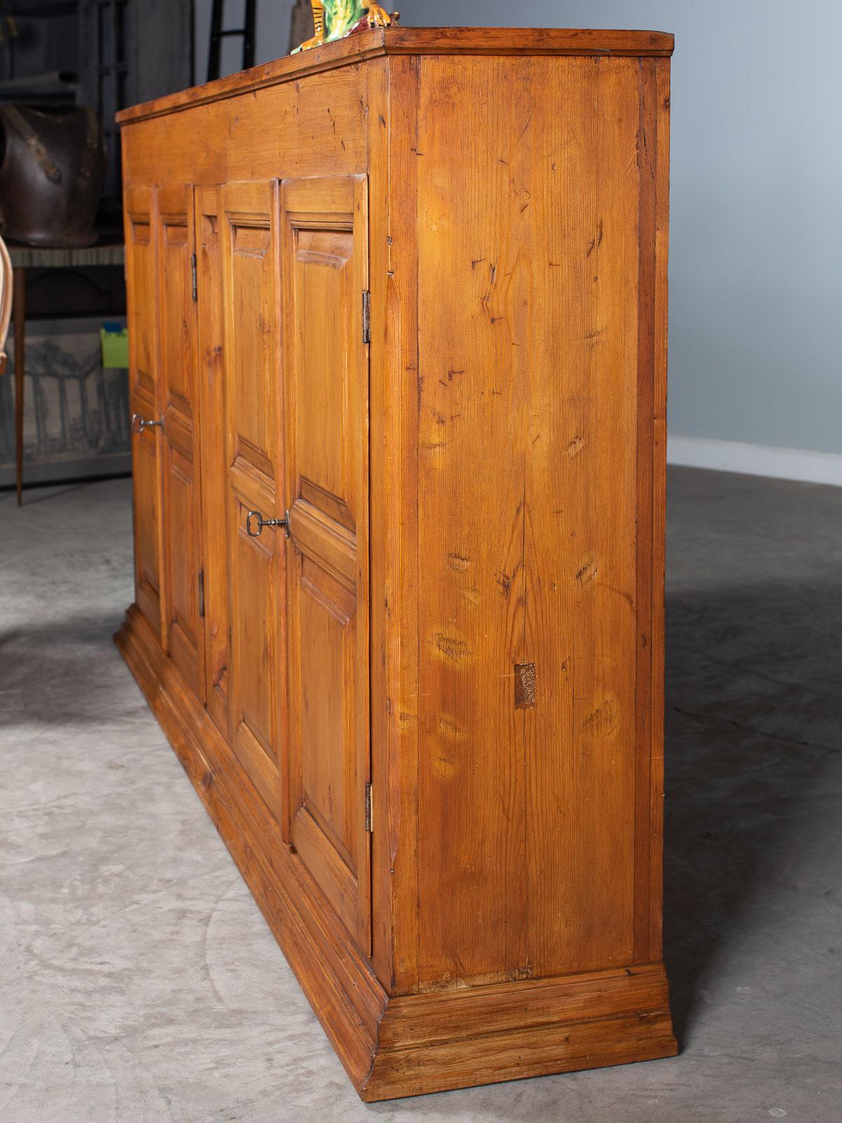 Grand Vintage French Solid Pine Buffet Credenza Cabinet, circa 1930 For Sale 14