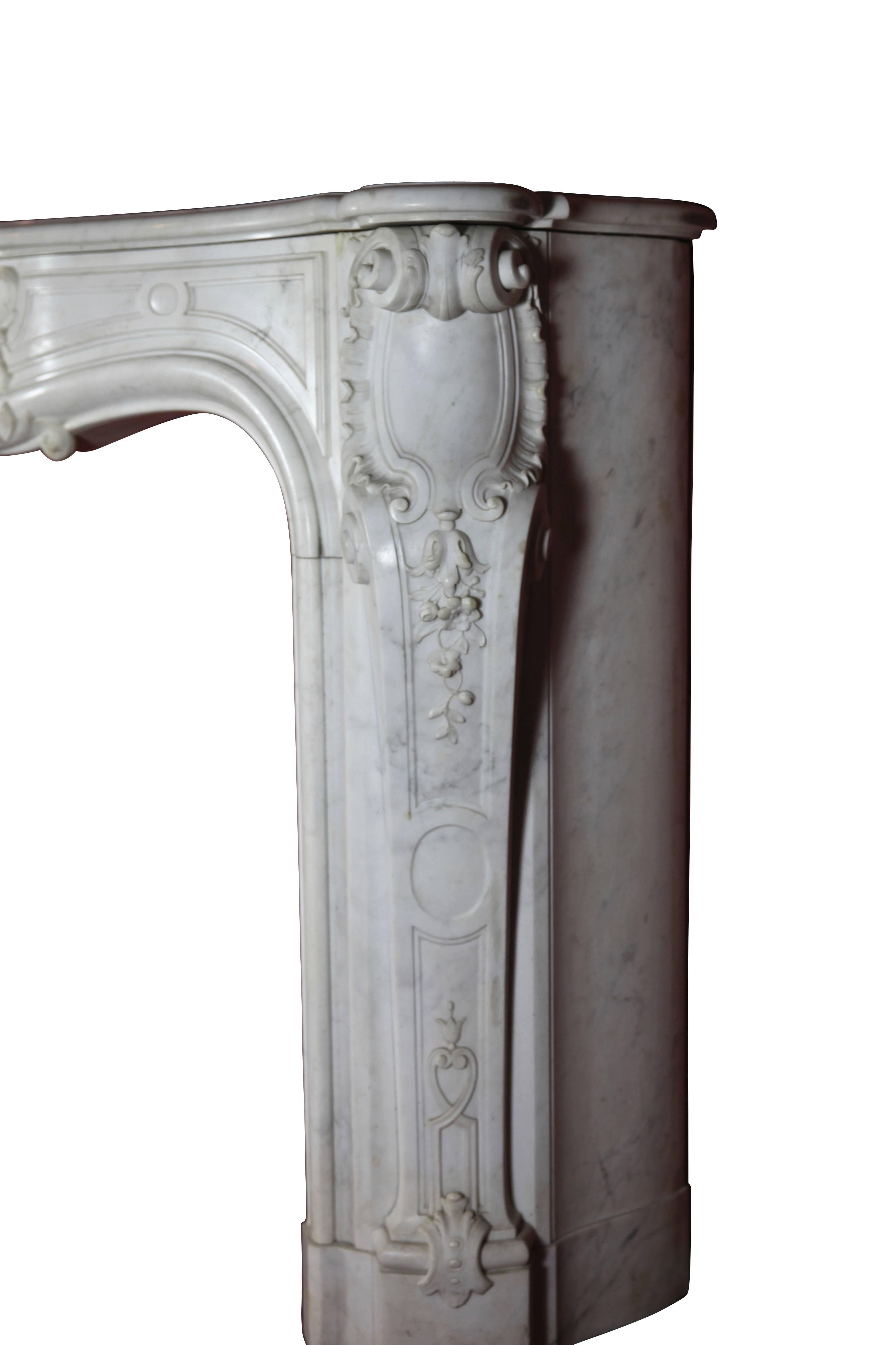 Großer weißer antiker Kaminsims aus Bildhauermarmor (18. Jahrhundert und früher) im Angebot