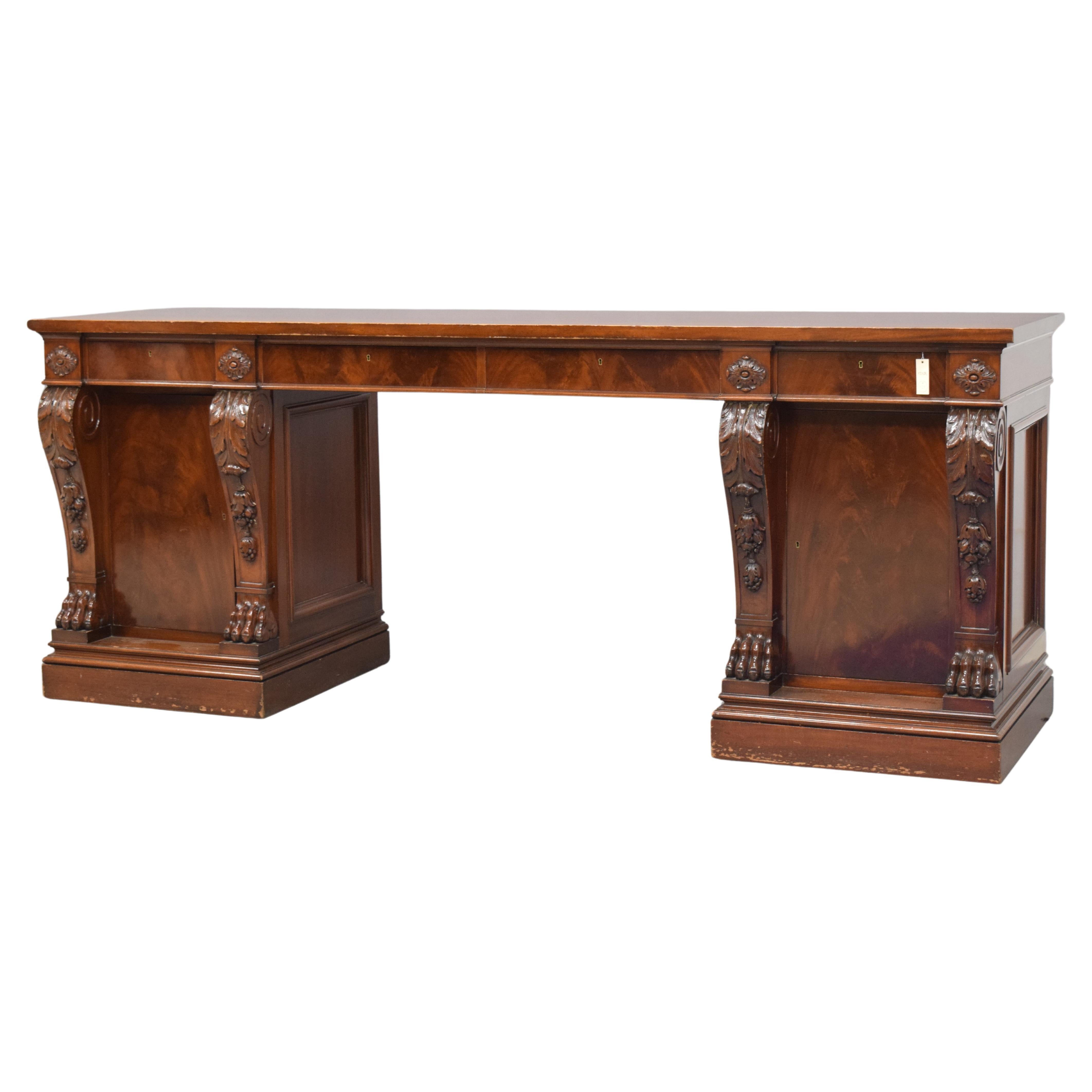 Grand William IV.-Sideboard oder Schreibtisch aus geschnitztem Mahagoni