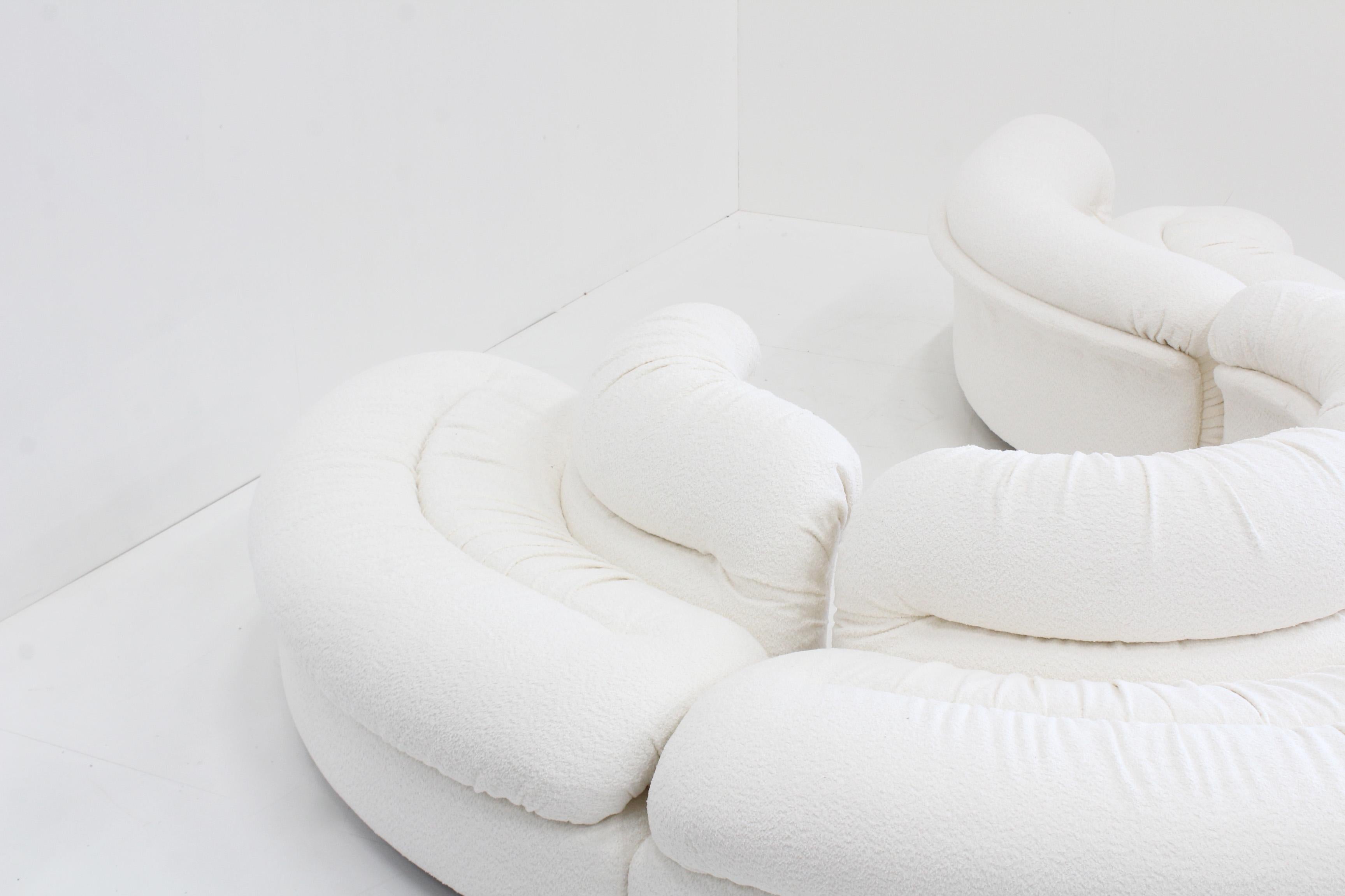 Tittina Ammannati and Vitelli Giampiero for Rossi di Albizzate, 'Grandangolo' sectional sofa, Italy, design from 1969. An icon of postmodern design, this 1960s curved modular sofa has been reupholstered in white boucle and is in excellent