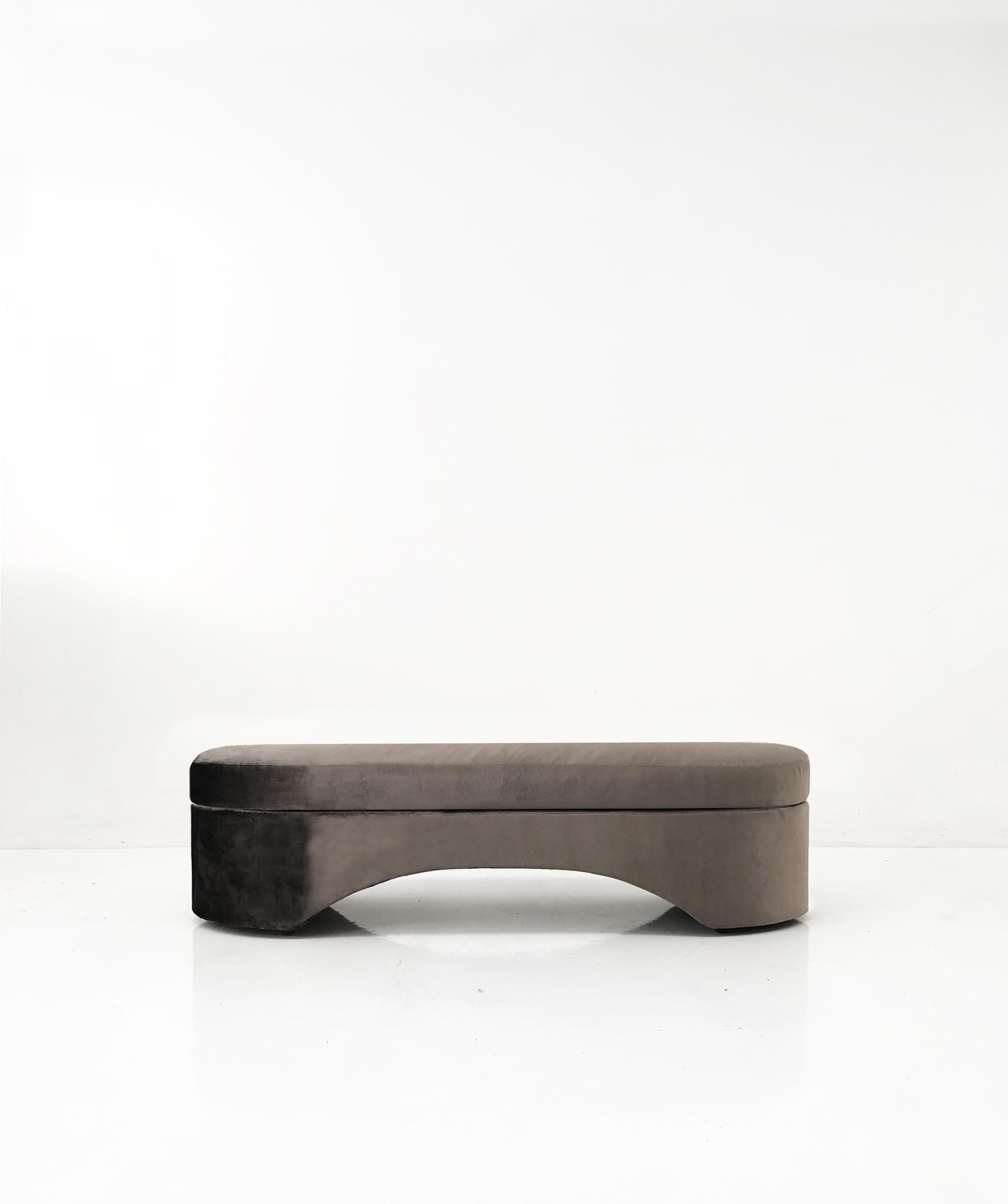 Panca Contemporanea Grande 150 Grigio Tappezzata in Velluto di Seta di Casa Casati
Dimensioni: D 46 x L 150 x H 40 cm. 
Materiali: Legno di faggio, compensato marino, poliuretano, fibra di poliestere, schiuma, cotone, termoplastica e