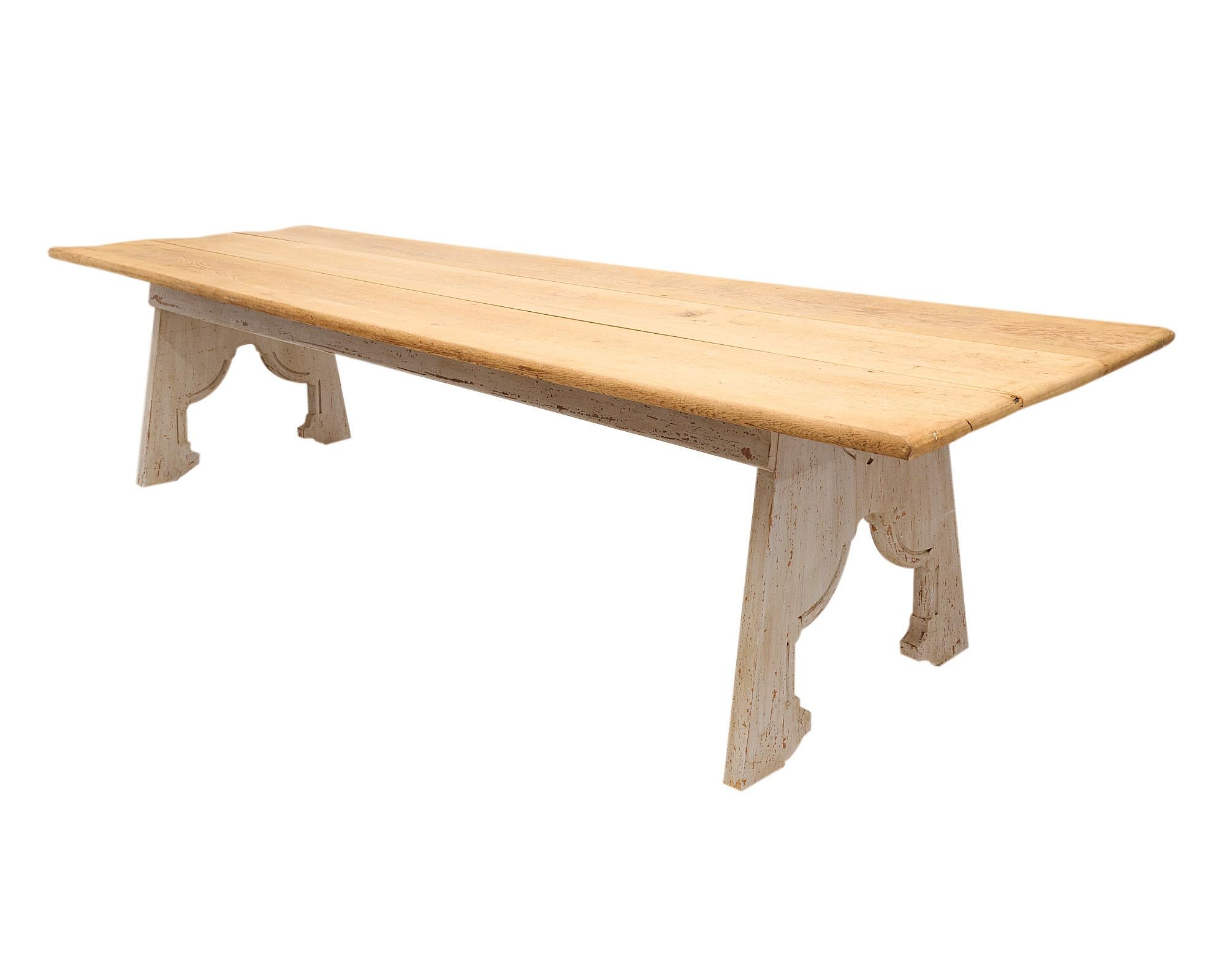 Großer antiker französischer Bauernhoftisch mit einer dreistufigen Platte aus dickem Holz und einem bemalten Holzsockel. Die handgeschnitzten Details des Sockels verleihen diesem Prachtstück einen eleganten Eindruck. Dieser Tisch wurde im Rhonetal