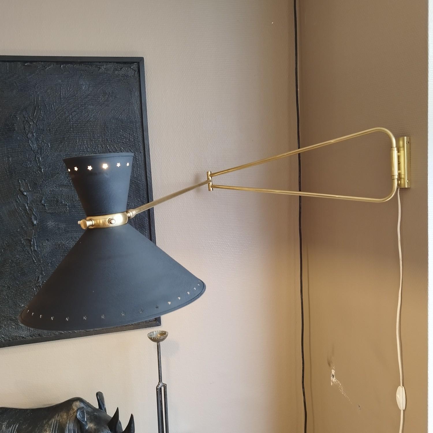 This is the large model of this articulated sconce with 2 lights. 2 switchs on the rim allow to turn on or off each light bulb (baionnett). It has been entirely cleaned and the wired has been checked.
