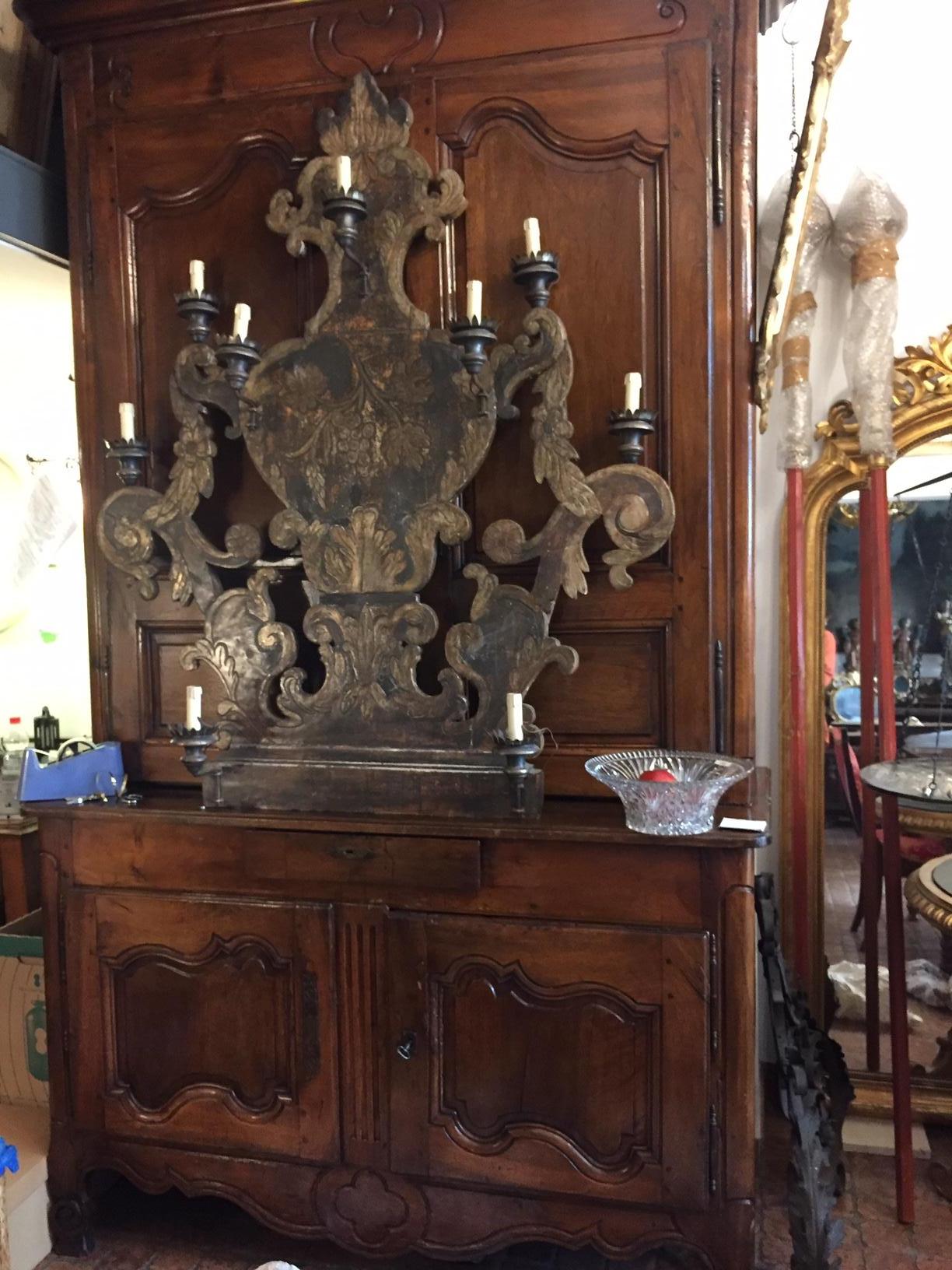 Enorme Applique Italiana a Nove Luci Inizi 1800 Vaso Argentato Decorato con Uva  For Sale 3