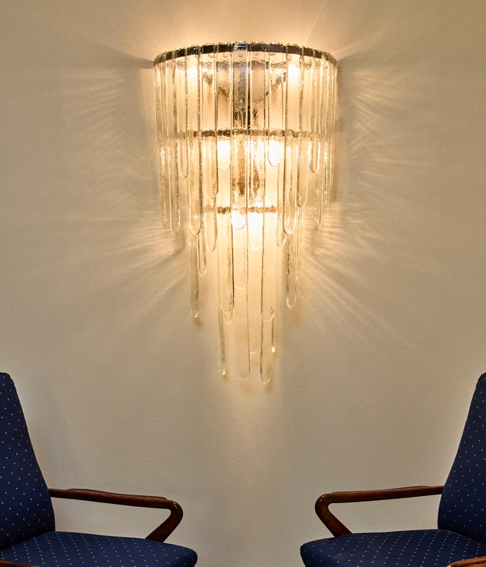 Elegante aplique LP241 con lengüetas de placa de cristal de Murano, diseñado por Carlo Nason para A.V. Mazzega, Italia. Año 1970 ca. 
Carlo Nason (nacido en 1935 en Murano, Venecia) es un diseñador y maestro vidriero italiano, conocido por sus obras