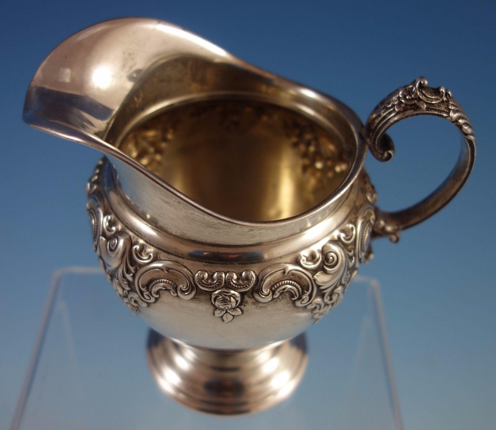 Grande baroque par Wallace
Magnifique grand baroque de Wallace, crémier en argent sterling. La pièce est marquée #4851-9, elle mesure 4 1/2
