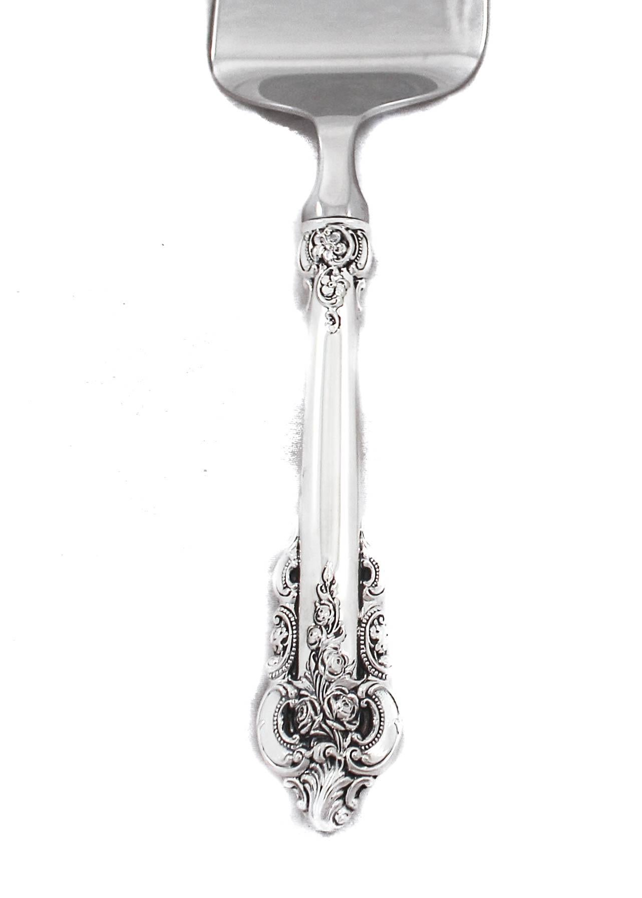 Being offered is a sterling silver server in the Grande Baroque pattern. Perfect for pies, cakes, quiche or even fish. The handle has a rich, ornate design. Makes a lovely holiday, housewarming or hostess gift.