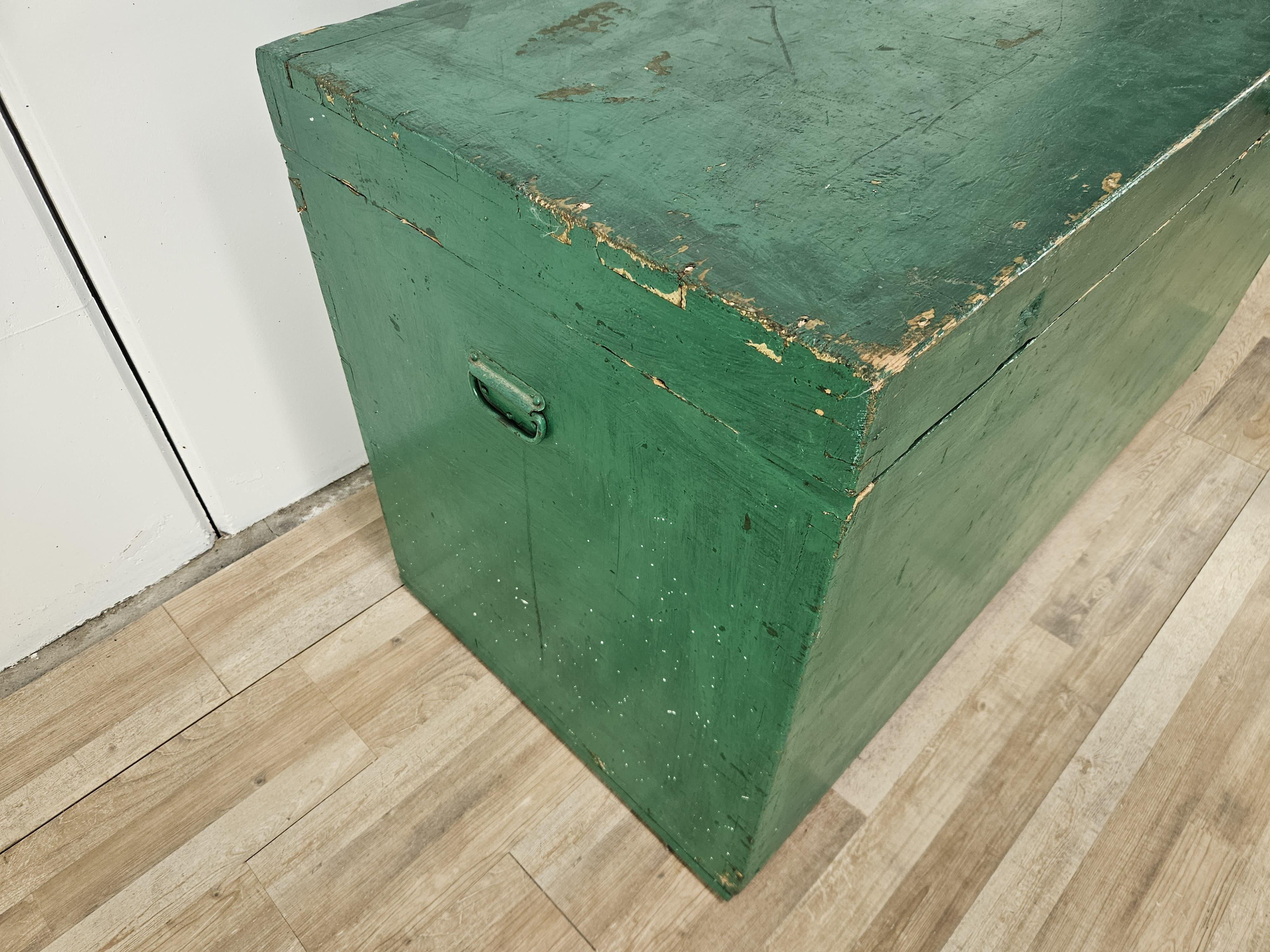 Rustic Grande baule da viaggio in legno dipinto For Sale