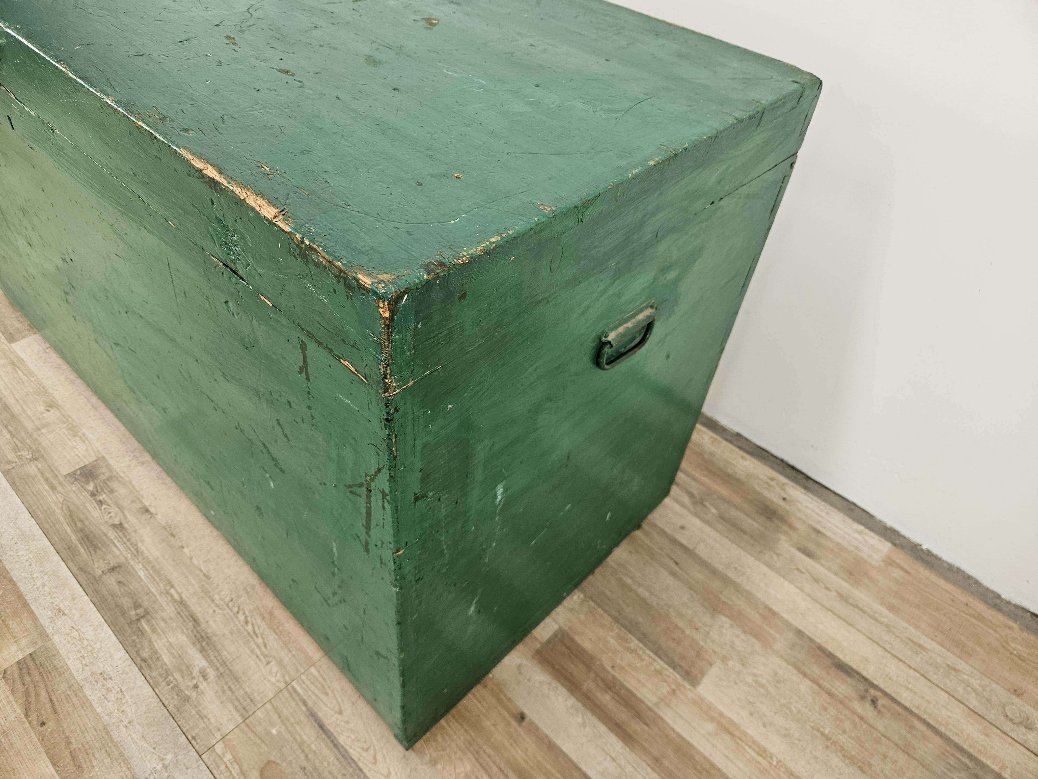 Italian Grande baule da viaggio in legno dipinto For Sale