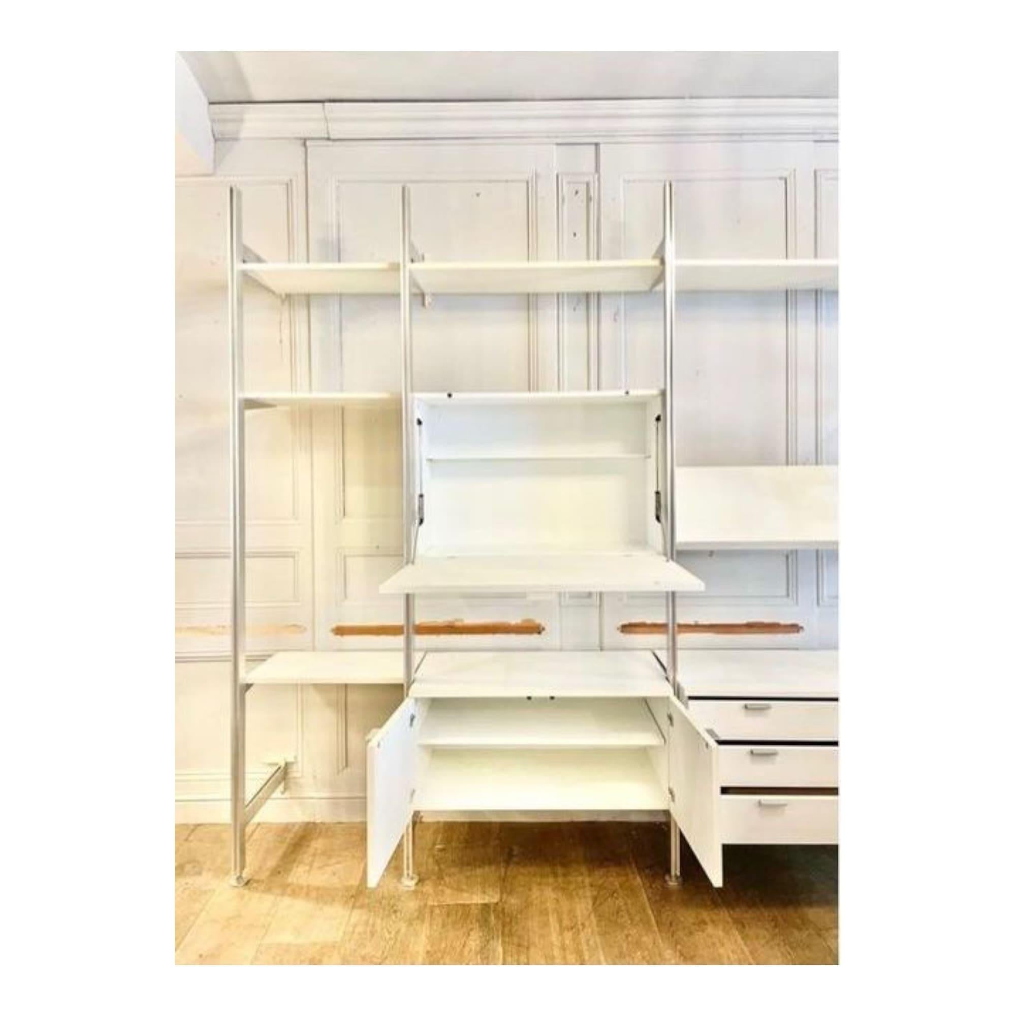 George Nelson's large bookcase, produced by Mobilier International and model CSS (Comprehensive Storage System), is an exceptional piece of antique designed around 1970. This bookcase is a true masterpiece of design, combining functionality and