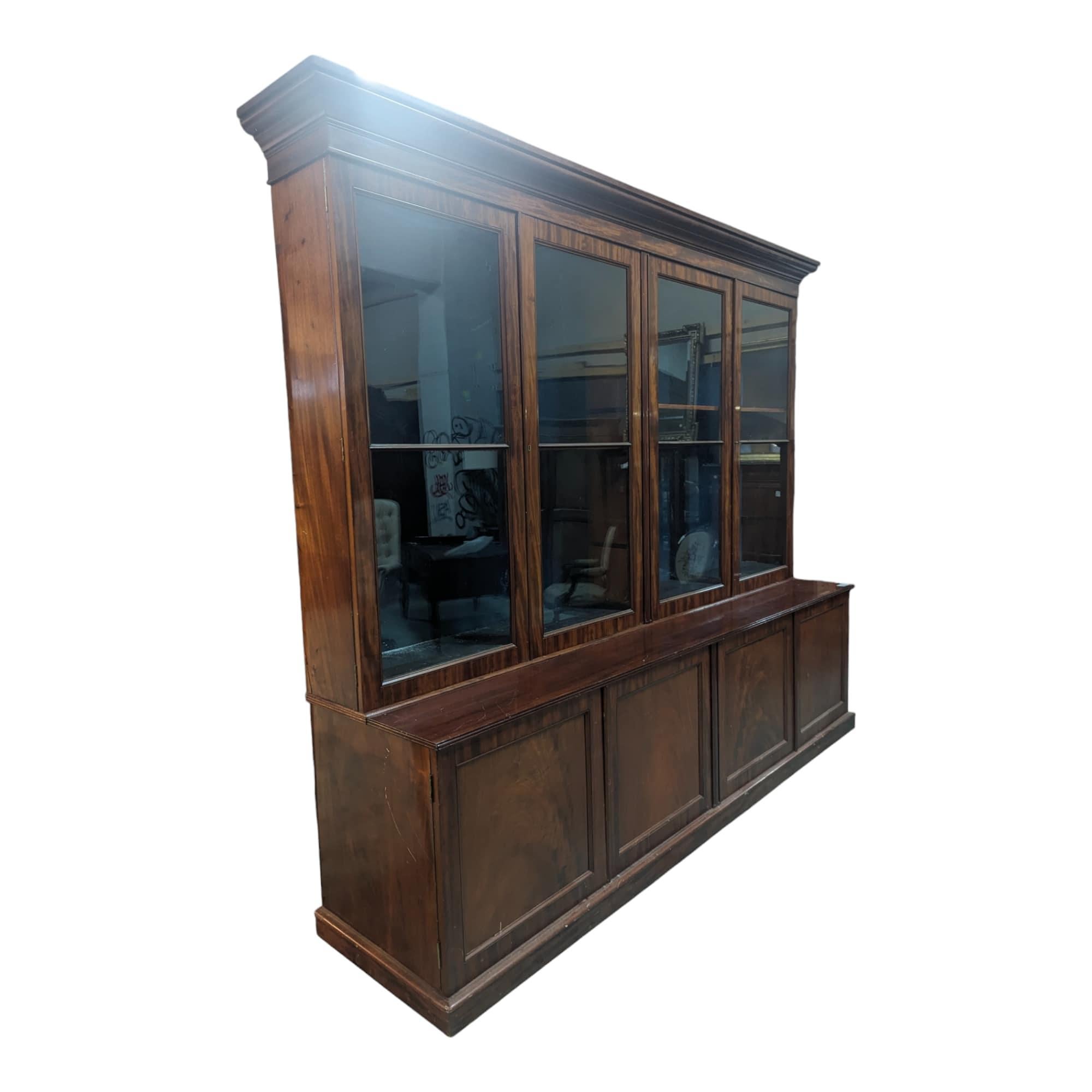 19th Century English Style Mahogany Bookcase  In Good Condition For Sale In CANTELEU, FR