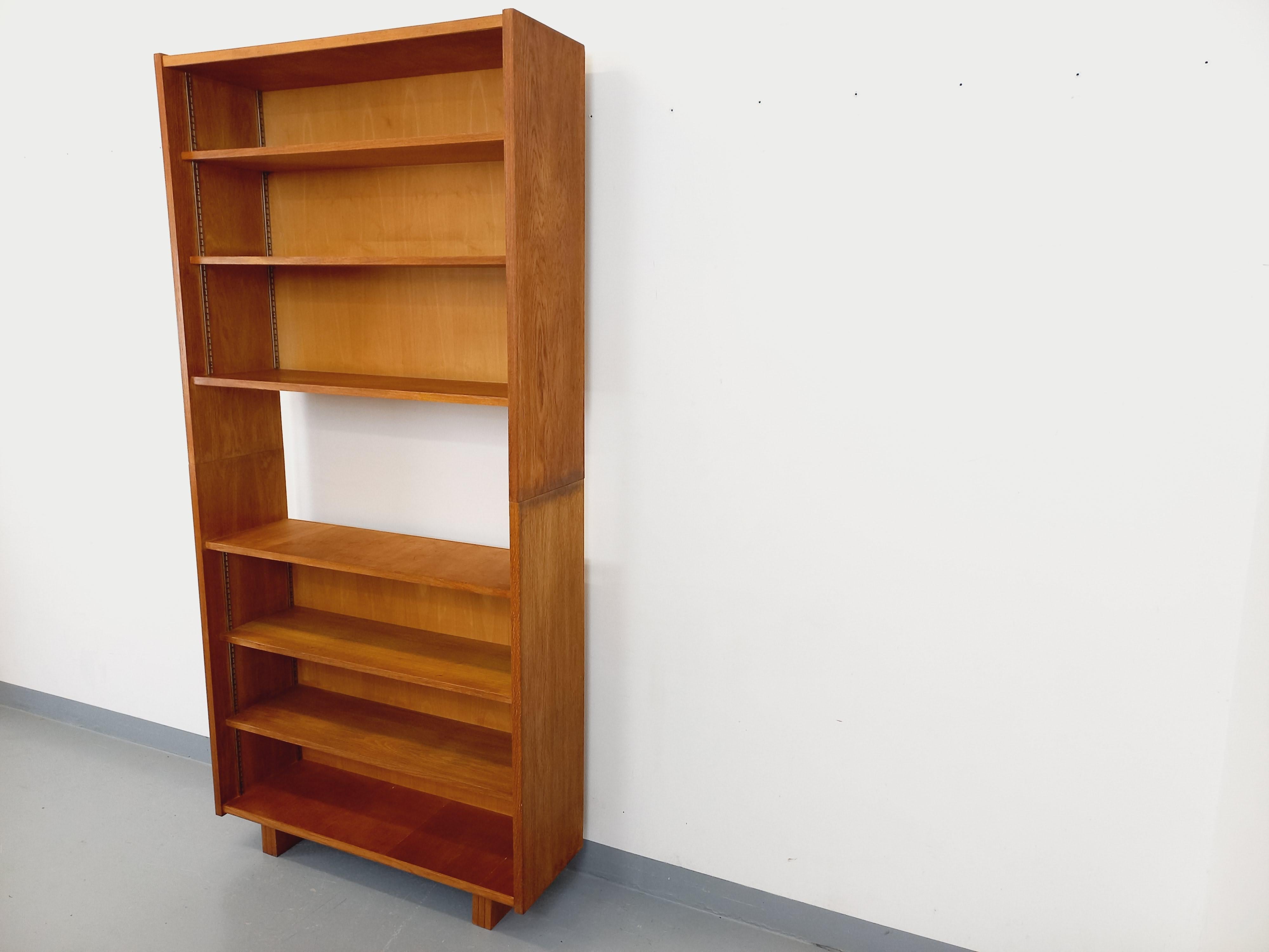 Mid-Century moderno Grande bibliothèque étagère vintage en bois de chêne des années 50 60 in vendita