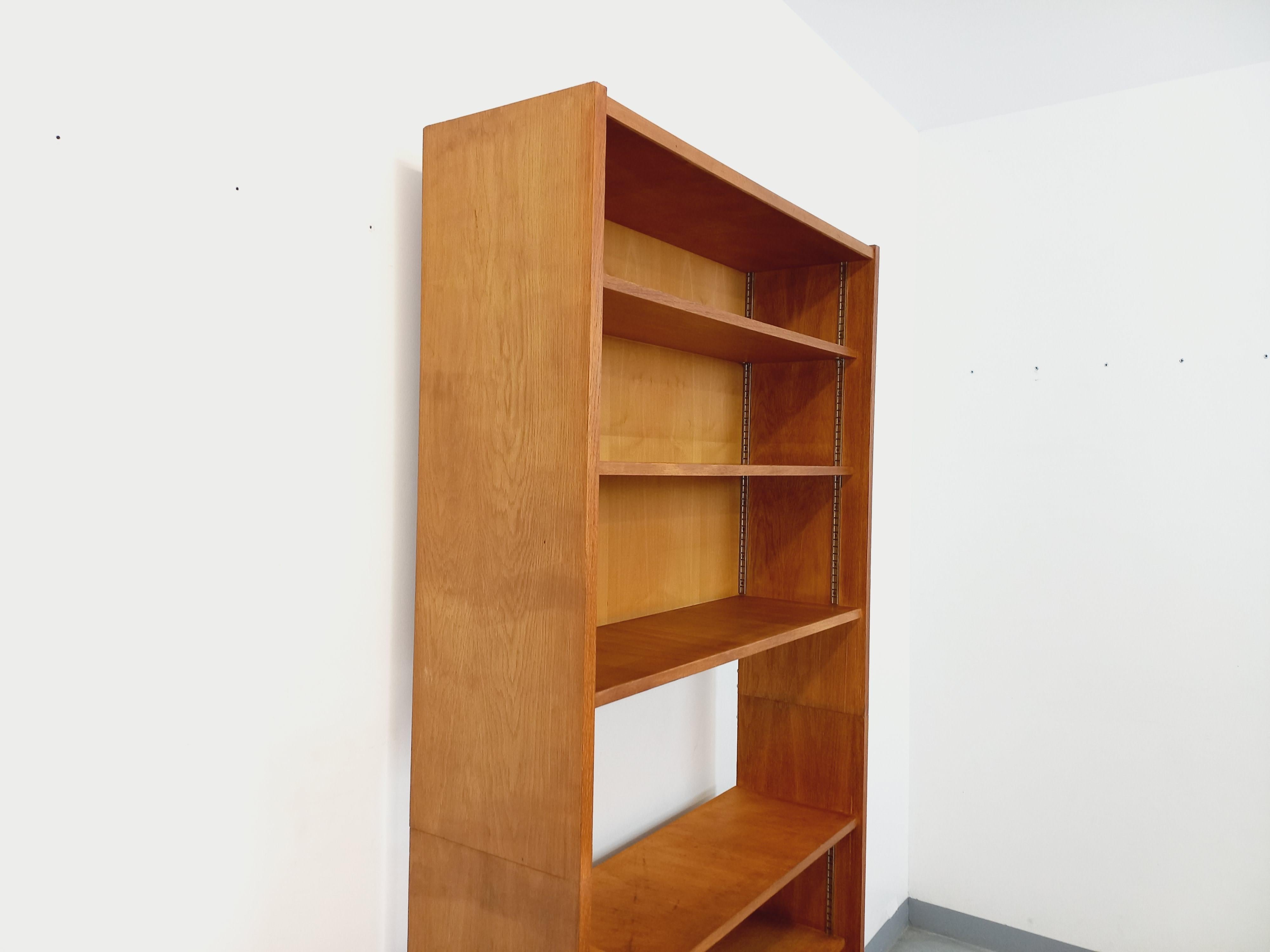 Francese Grande bibliothèque étagère vintage en bois de chêne des années 50 60 in vendita