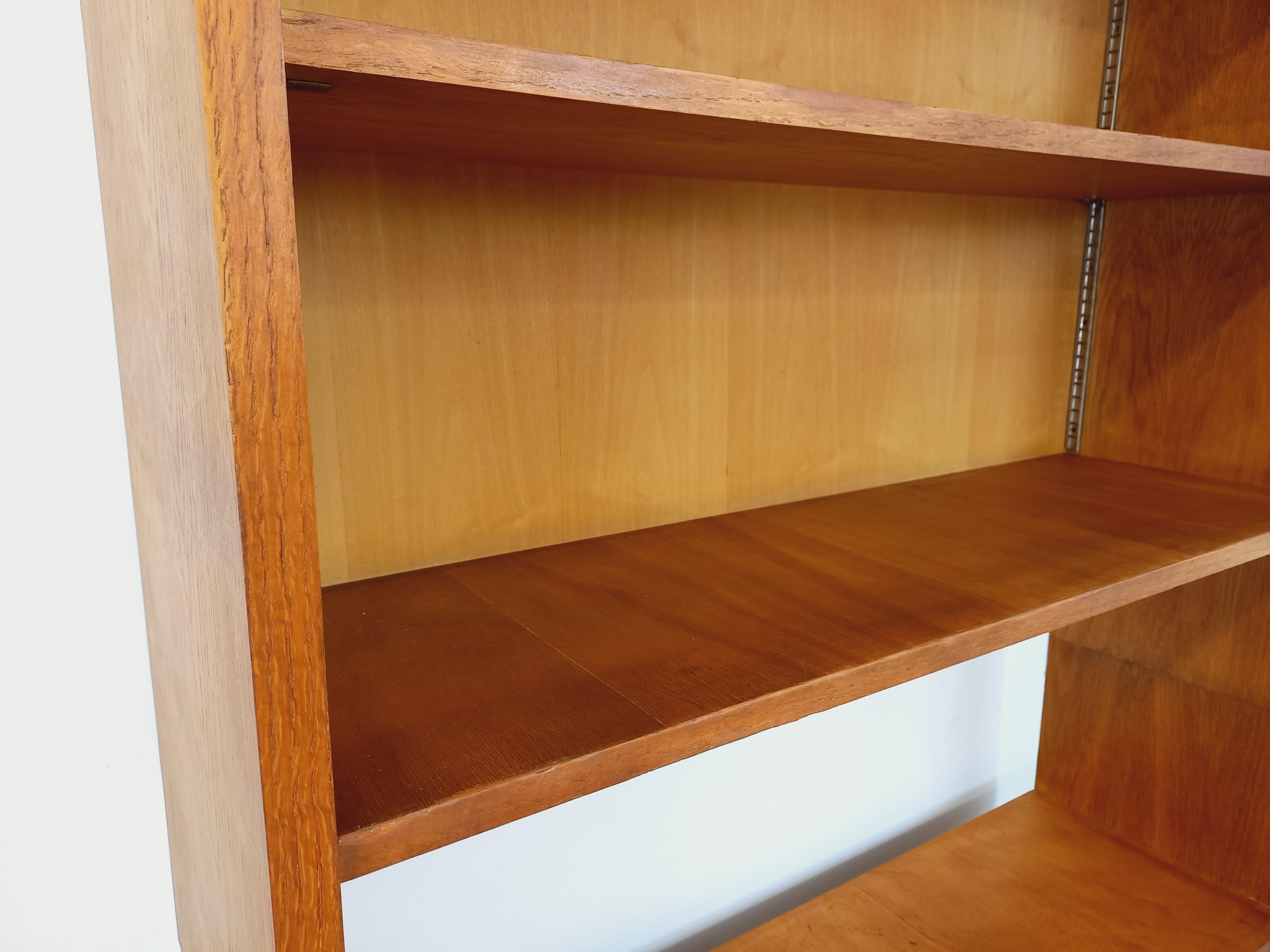 Metà XX secolo Grande bibliothèque étagère vintage en bois de chêne des années 50 60 in vendita